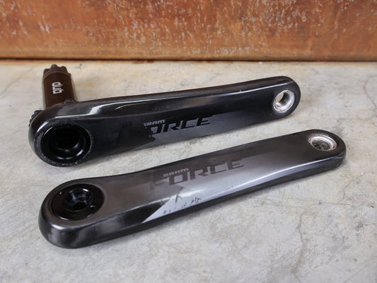 Kurbel von Sram, SRAM FORCE AXS D1 KURBELARME DUB 8 - BOLT 172.5MM vor USEDBIKES - OB.DE Hintergrund