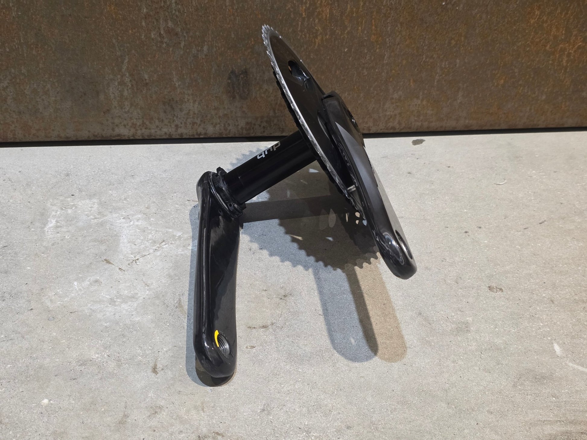 Kurbel von Sram, SRAM FORCE AXS D1 POWERMETER KURBEL DUB 48/35 ZÄHNE / 175MM vor USEDBIKES - OB.DE Hintergrund