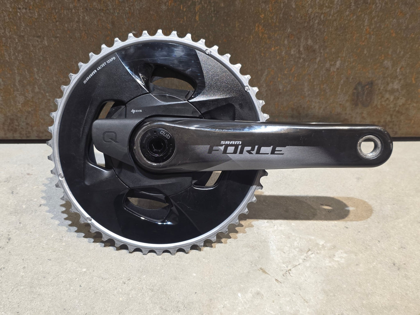 Kurbel von Sram, SRAM FORCE AXS D1 POWERMETER KURBEL DUB 48/35 ZÄHNE / 175MM vor USEDBIKES - OB.DE Hintergrund