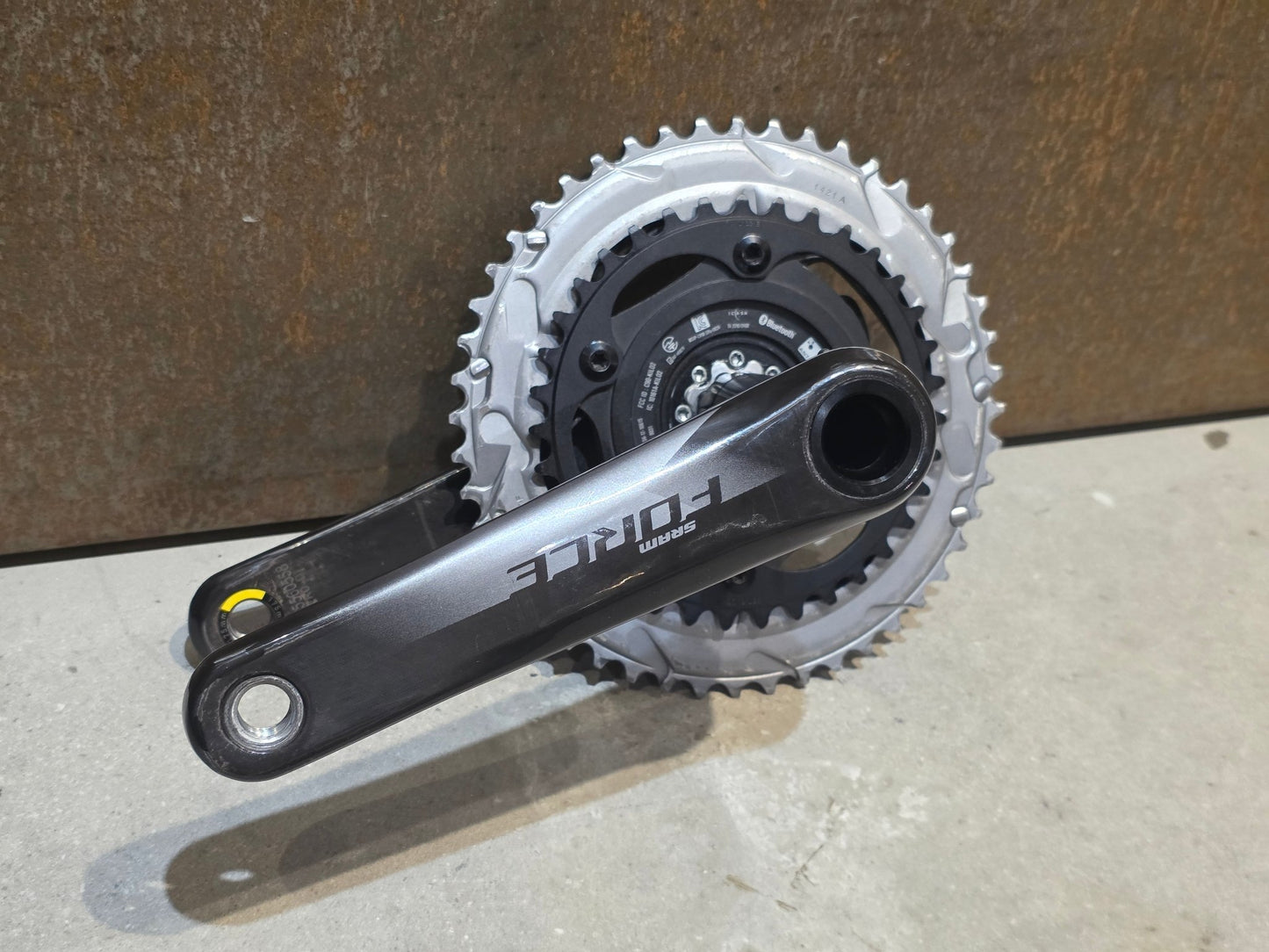 Kurbel von Sram, SRAM FORCE AXS D1 POWERMETER KURBEL DUB 48/35 ZÄHNE / 175MM vor USEDBIKES - OB.DE Hintergrund