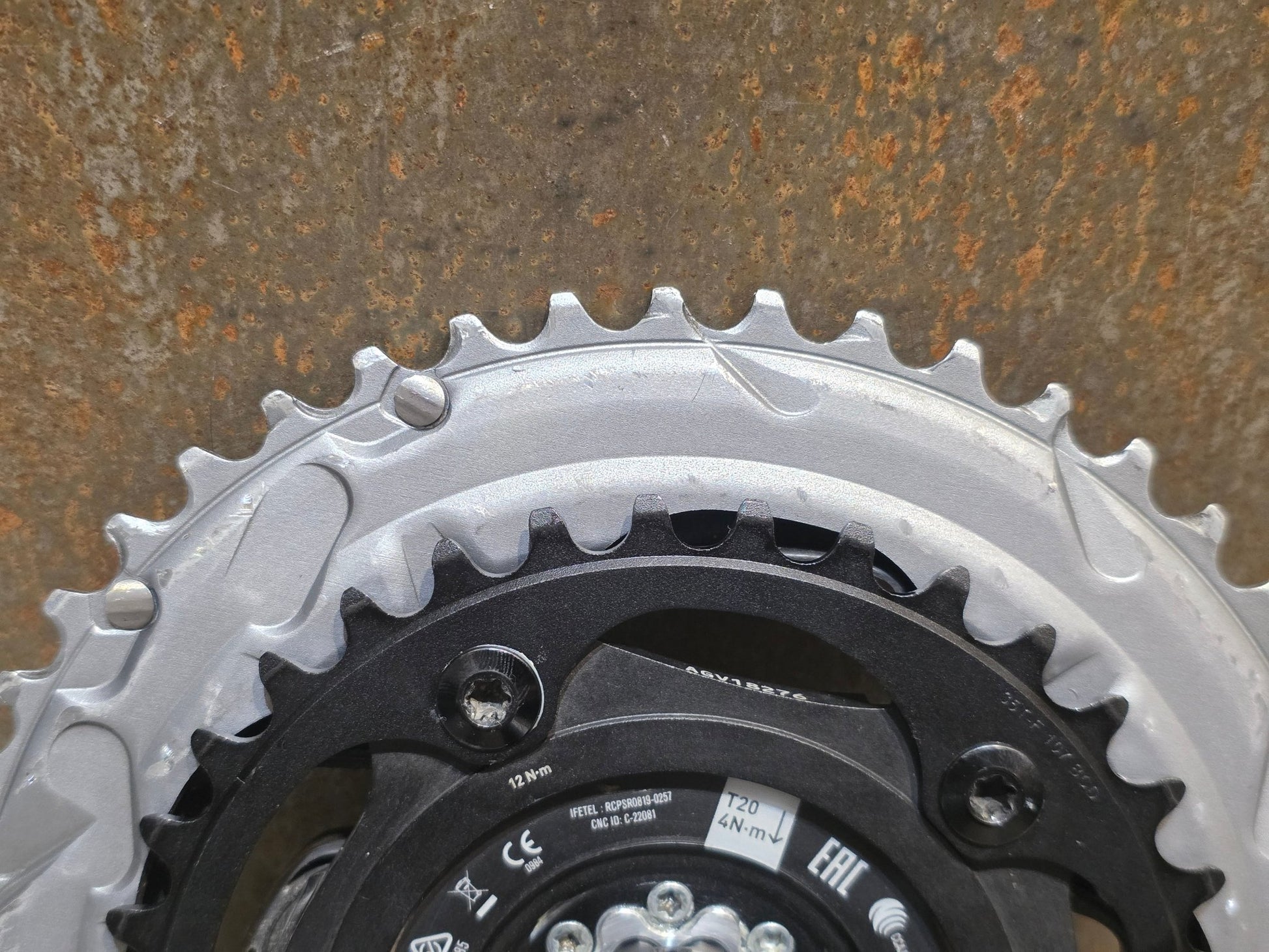 Kurbel von Sram, SRAM FORCE AXS D1 POWERMETER KURBEL DUB 48/35 ZÄHNE / 175MM vor USEDBIKES - OB.DE Hintergrund