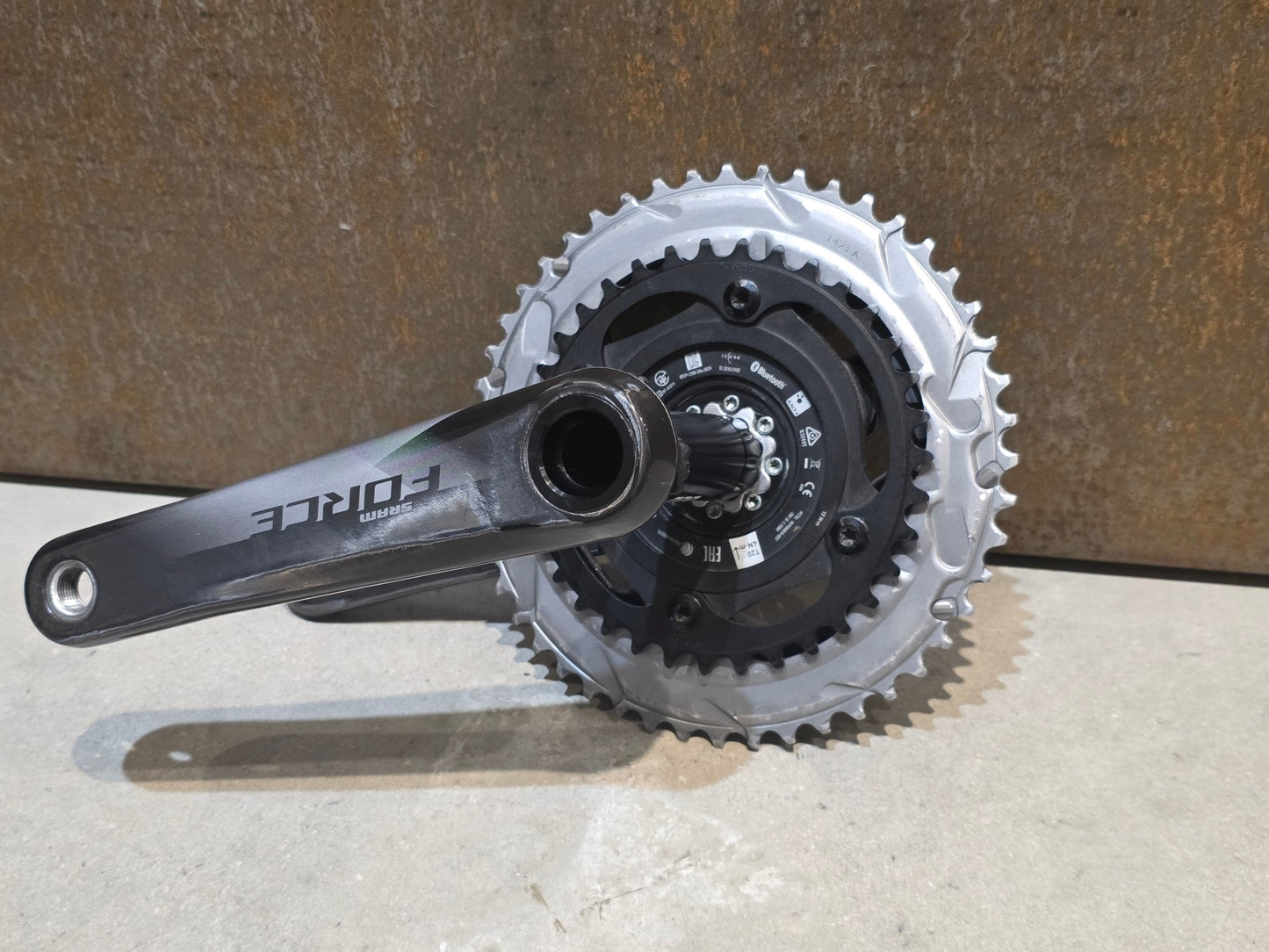 Kurbel von Sram, SRAM FORCE AXS D1 POWERMETER KURBEL DUB 48/35 ZÄHNE / 175MM vor USEDBIKES - OB.DE Hintergrund