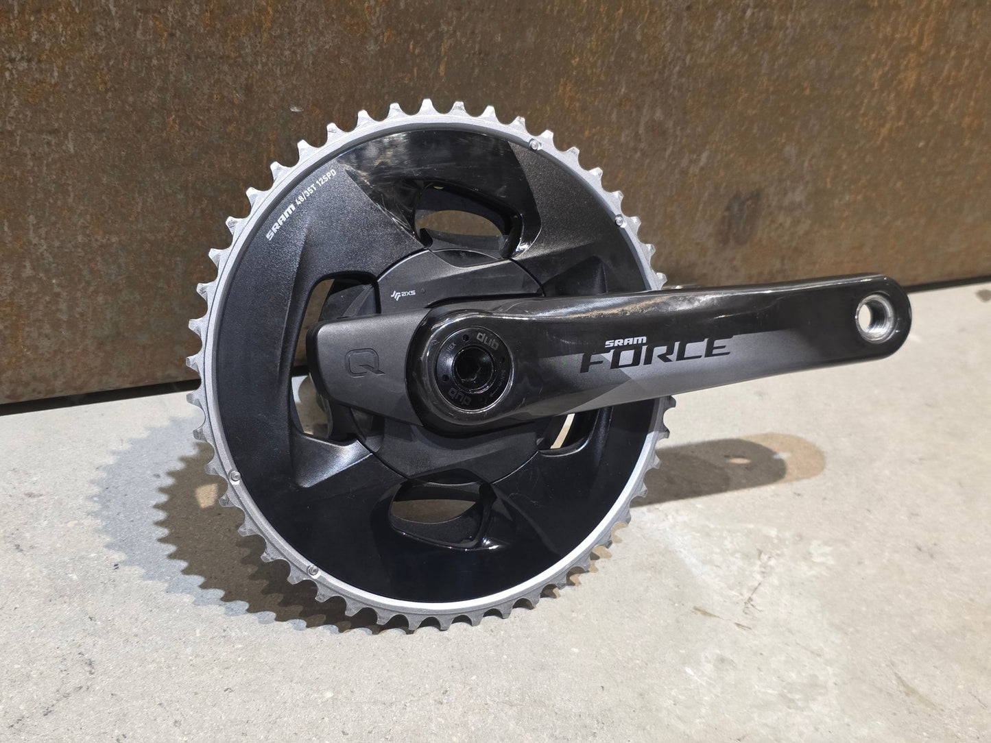 Kurbel von Sram, SRAM FORCE AXS D1 POWERMETER KURBEL DUB 48/35 ZÄHNE / 175MM vor USEDBIKES - OB.DE Hintergrund