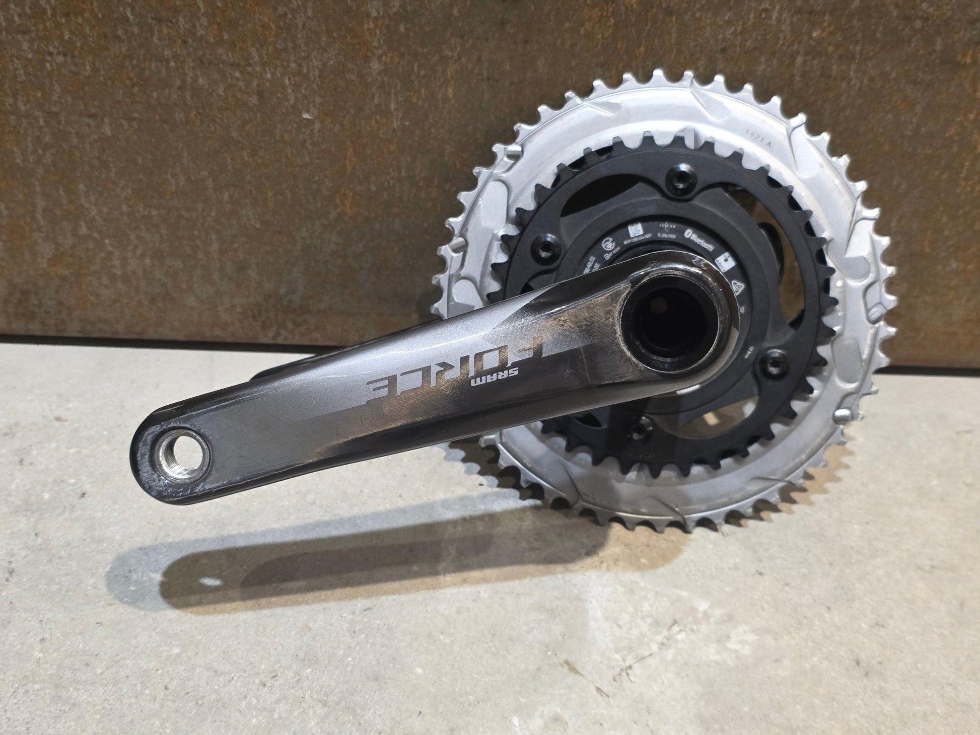 Kurbel von Sram, SRAM FORCE AXS D1 POWERMETER KURBEL DUB 48/35 ZÄHNE / 175MM vor USEDBIKES - OB.DE Hintergrund
