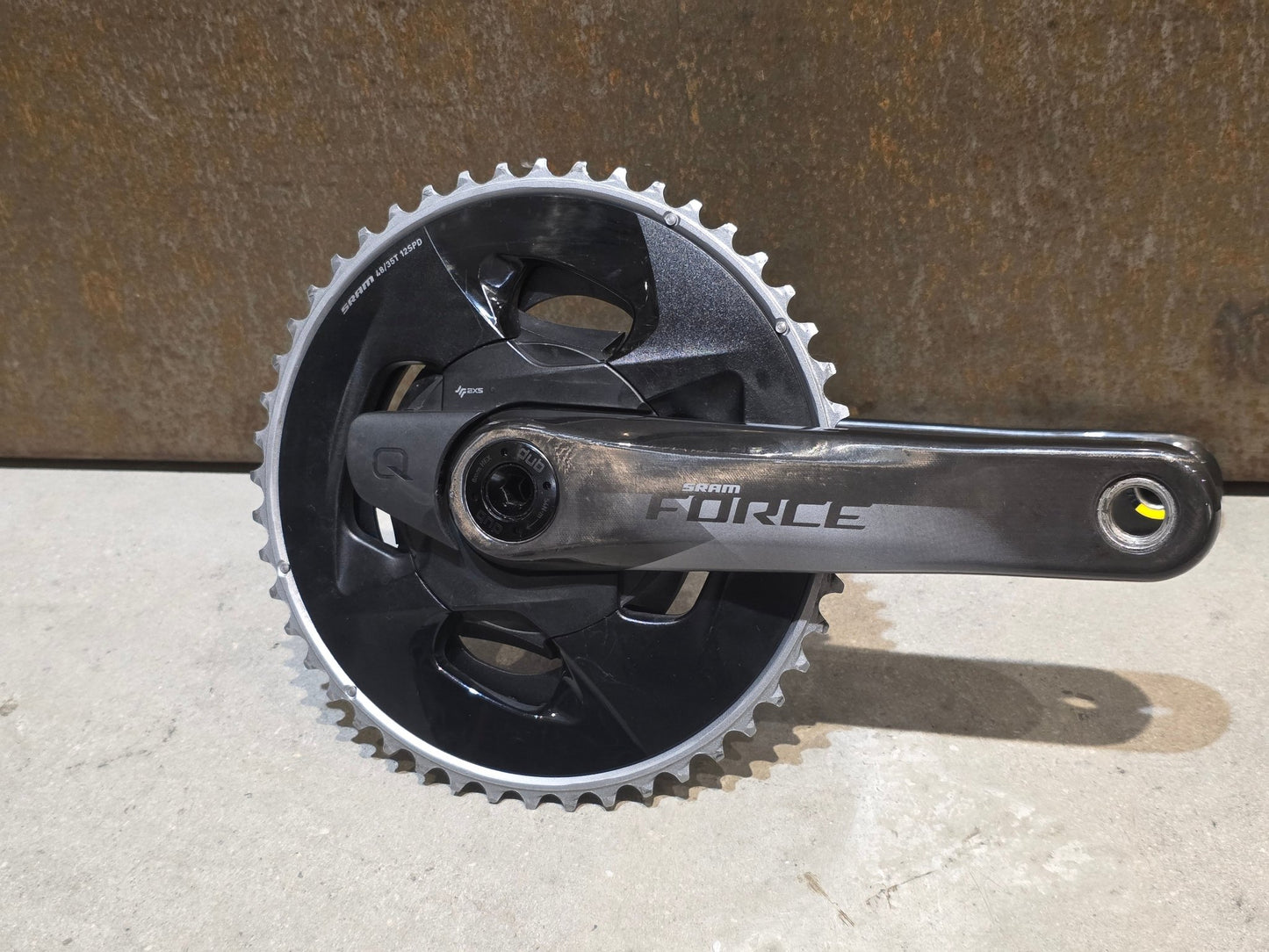 Kurbel von Sram, SRAM FORCE AXS D1 POWERMETER KURBEL DUB 48/35 ZÄHNE / 175MM vor USEDBIKES - OB.DE Hintergrund