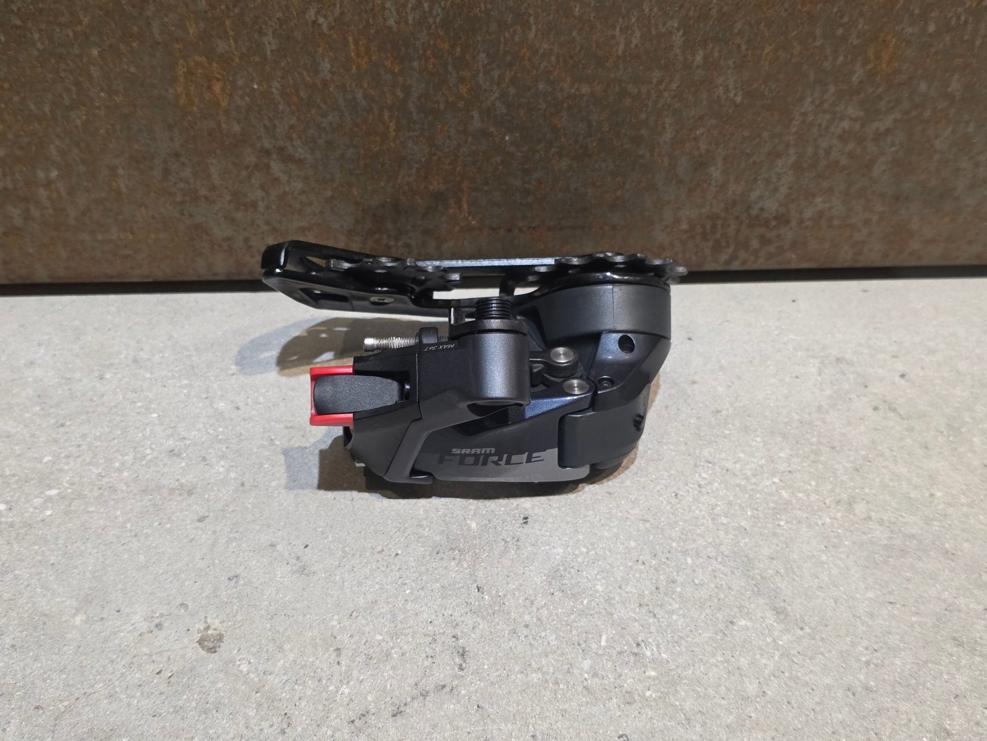 Schaltungsteile von Sram, SRAM FORCE AXS D1 SCHALTWERK 12 FACH MAX. 36 ZÄHNE vor USEDBIKES - OB.DE Hintergrund