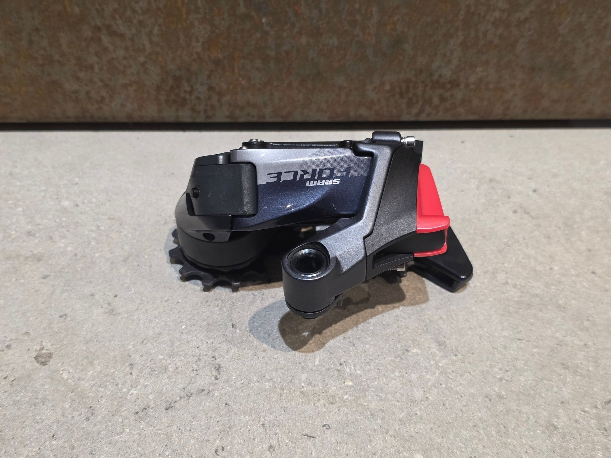 Schaltungsteile von Sram, SRAM FORCE AXS D1 SCHALTWERK 12 FACH MAX. 36 ZÄHNE vor USEDBIKES - OB.DE Hintergrund