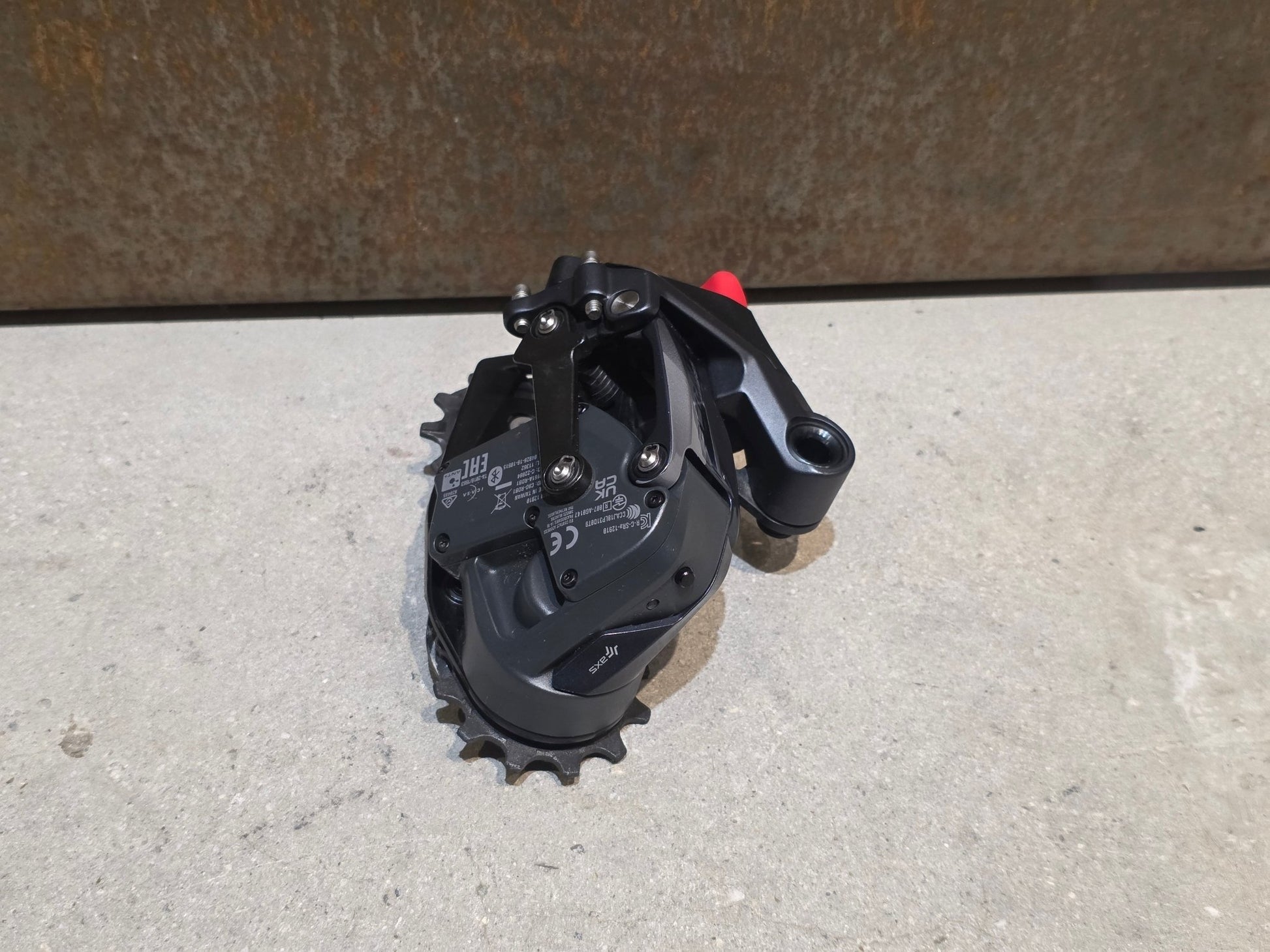 Schaltungsteile von Sram, SRAM FORCE AXS D1 SCHALTWERK 12 FACH MAX. 36 ZÄHNE vor USEDBIKES - OB.DE Hintergrund