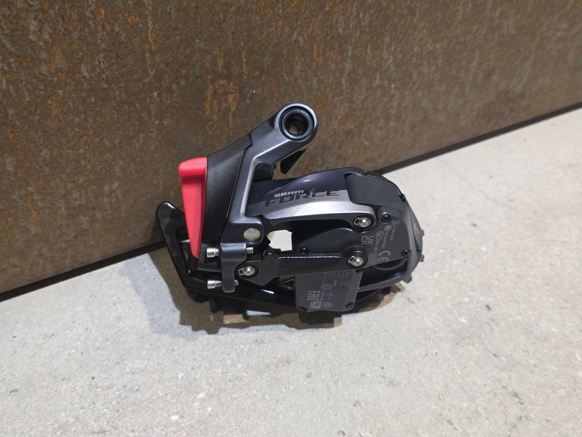 Schaltungsteile von Sram, SRAM FORCE AXS D1 SCHALTWERK 12 FACH MAX. 36 ZÄHNE vor USEDBIKES - OB.DE Hintergrund