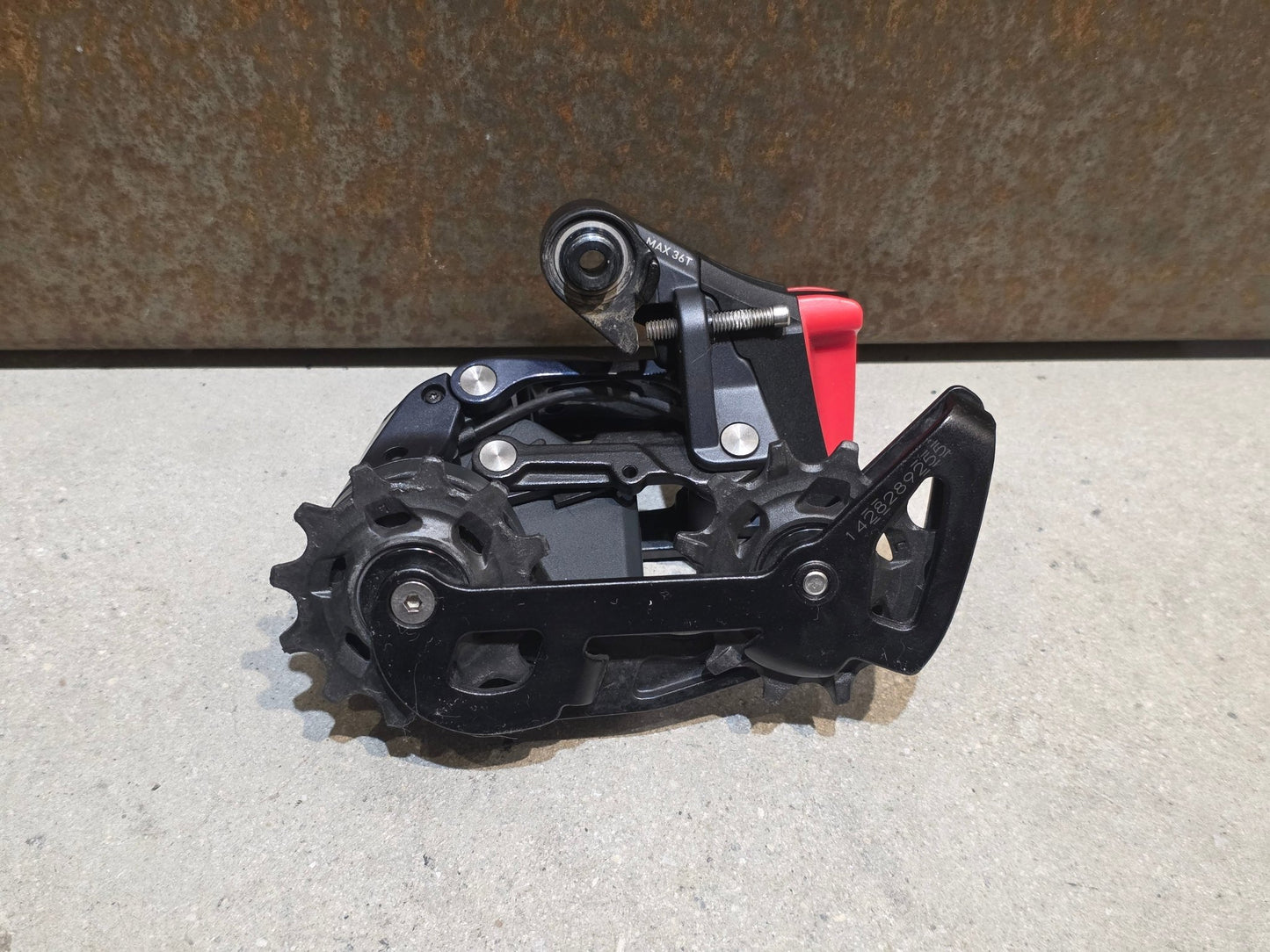 Schaltungsteile von Sram, SRAM FORCE AXS D1 SCHALTWERK 12 FACH MAX. 36 ZÄHNE vor USEDBIKES - OB.DE Hintergrund