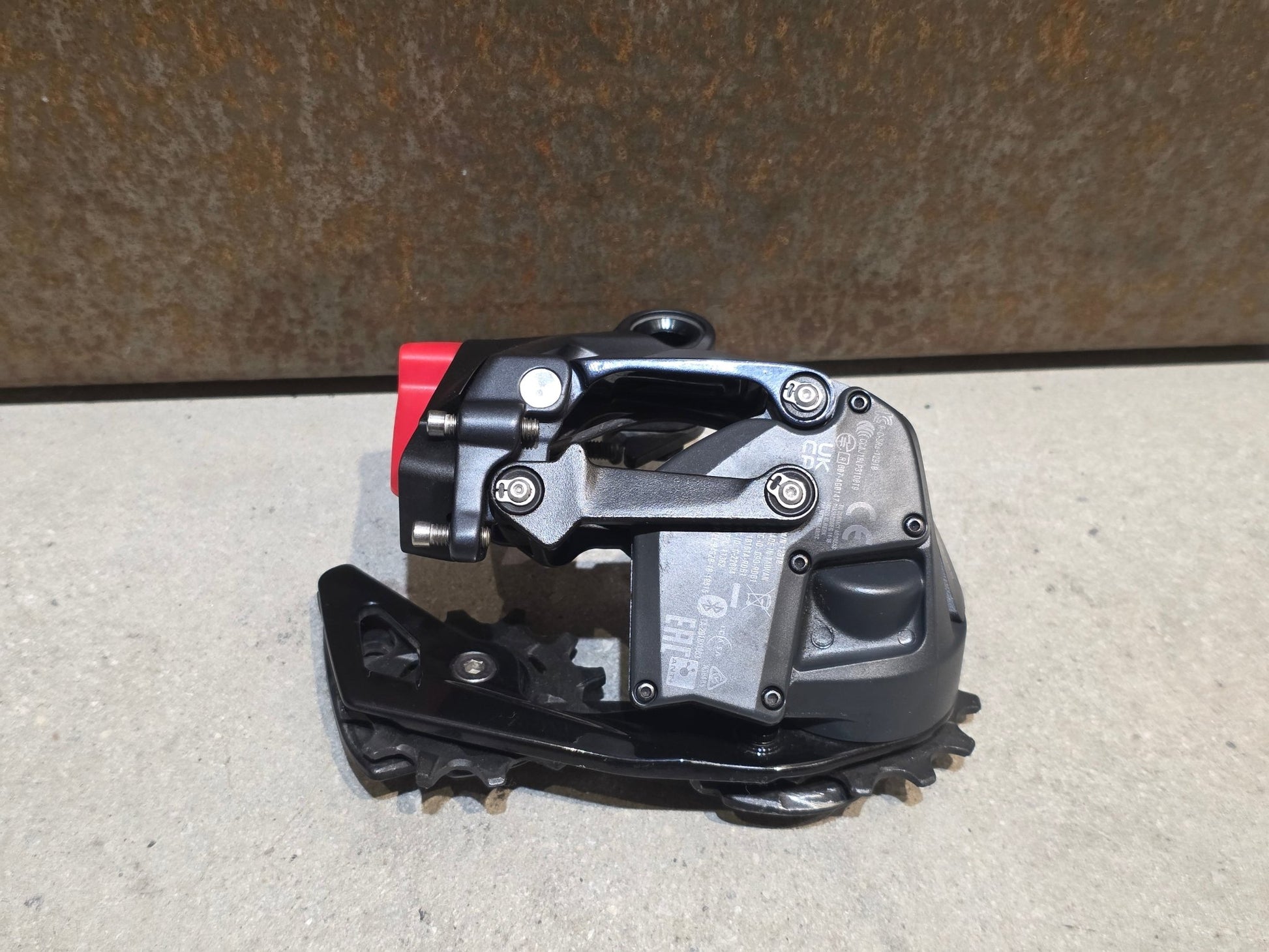 Schaltungsteile von Sram, SRAM FORCE AXS D1 SCHALTWERK 12 FACH MAX. 36 ZÄHNE vor USEDBIKES - OB.DE Hintergrund