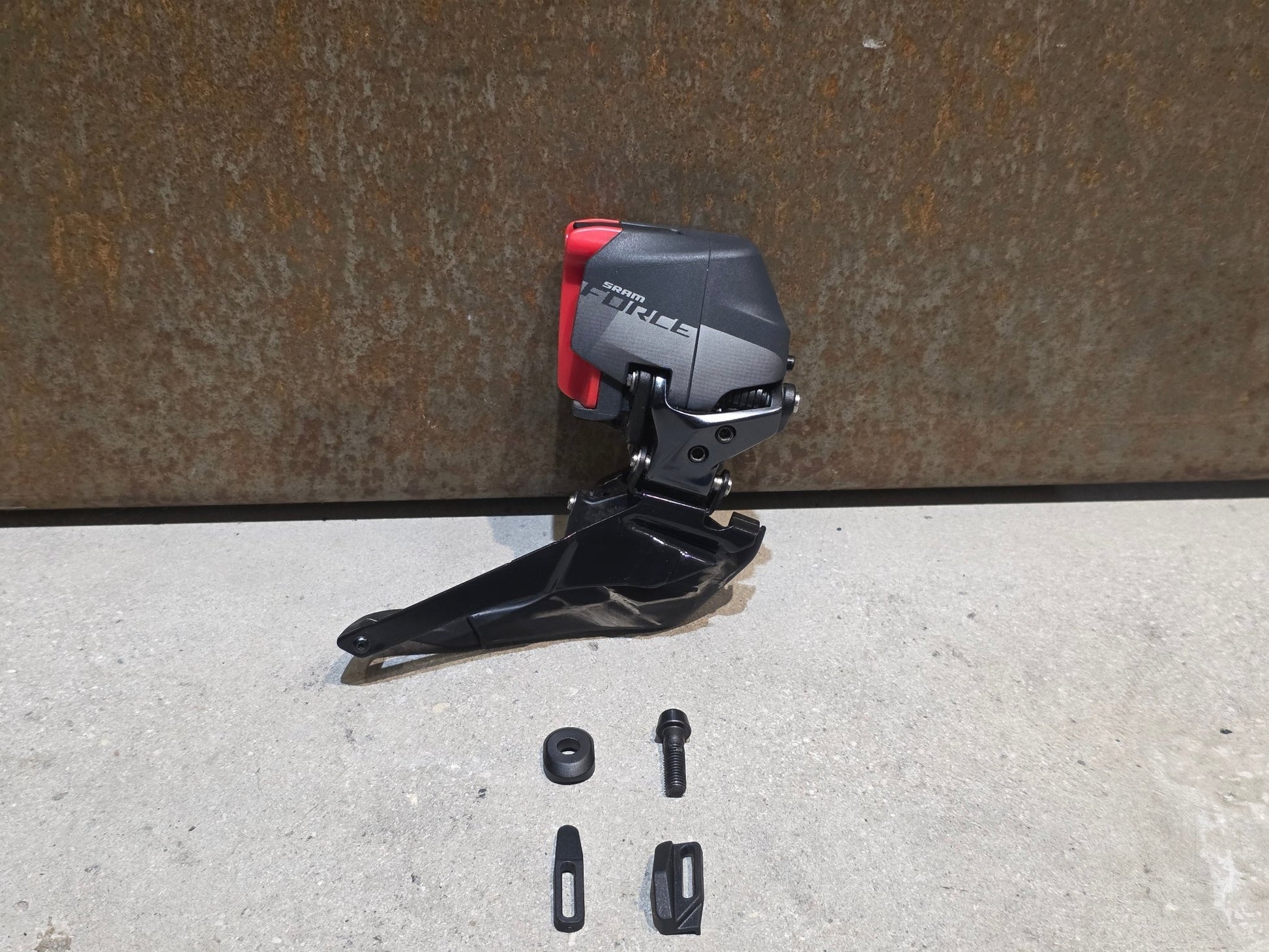 Schaltungsteile von Sram, SRAM FORCE AXS D1 UMWERFER ANLÖT 2X12 FACH vor USEDBIKES - OB.DE Hintergrund