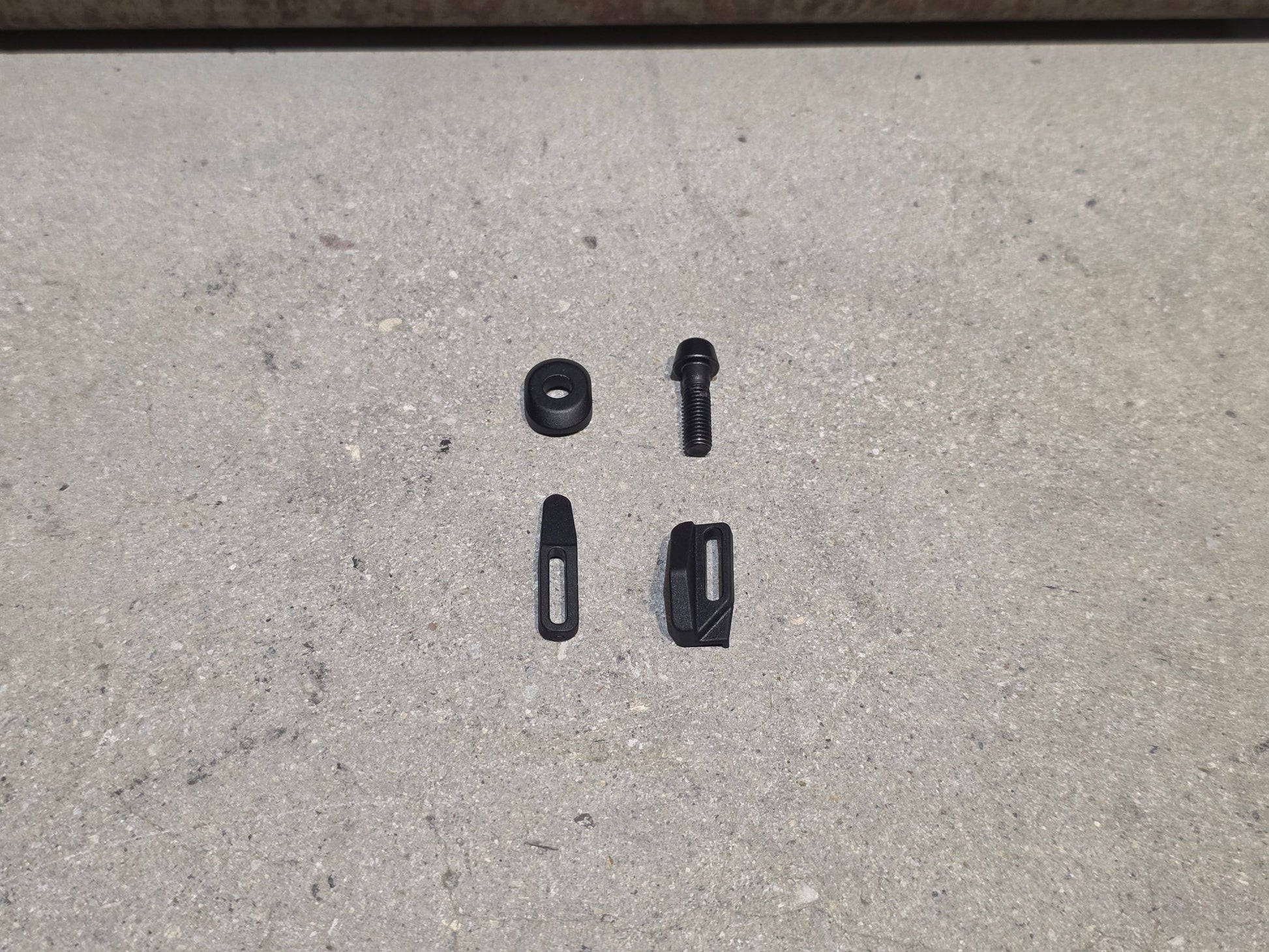 Schaltungsteile von Sram, SRAM FORCE AXS D1 UMWERFER ANLÖT 2X12 FACH vor USEDBIKES - OB.DE Hintergrund