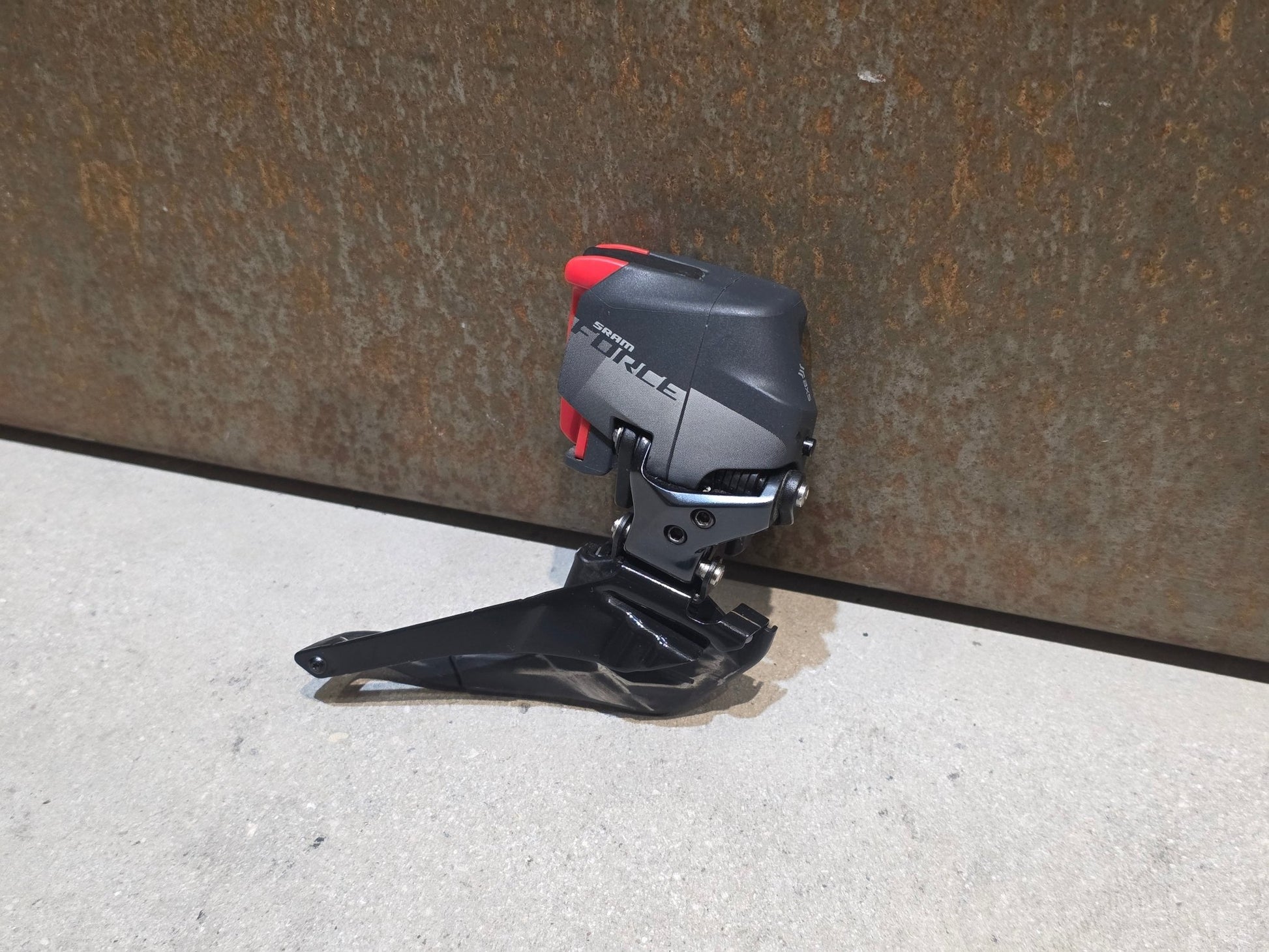 Schaltungsteile von Sram, SRAM FORCE AXS D1 UMWERFER ANLÖT 2X12 FACH vor USEDBIKES - OB.DE Hintergrund