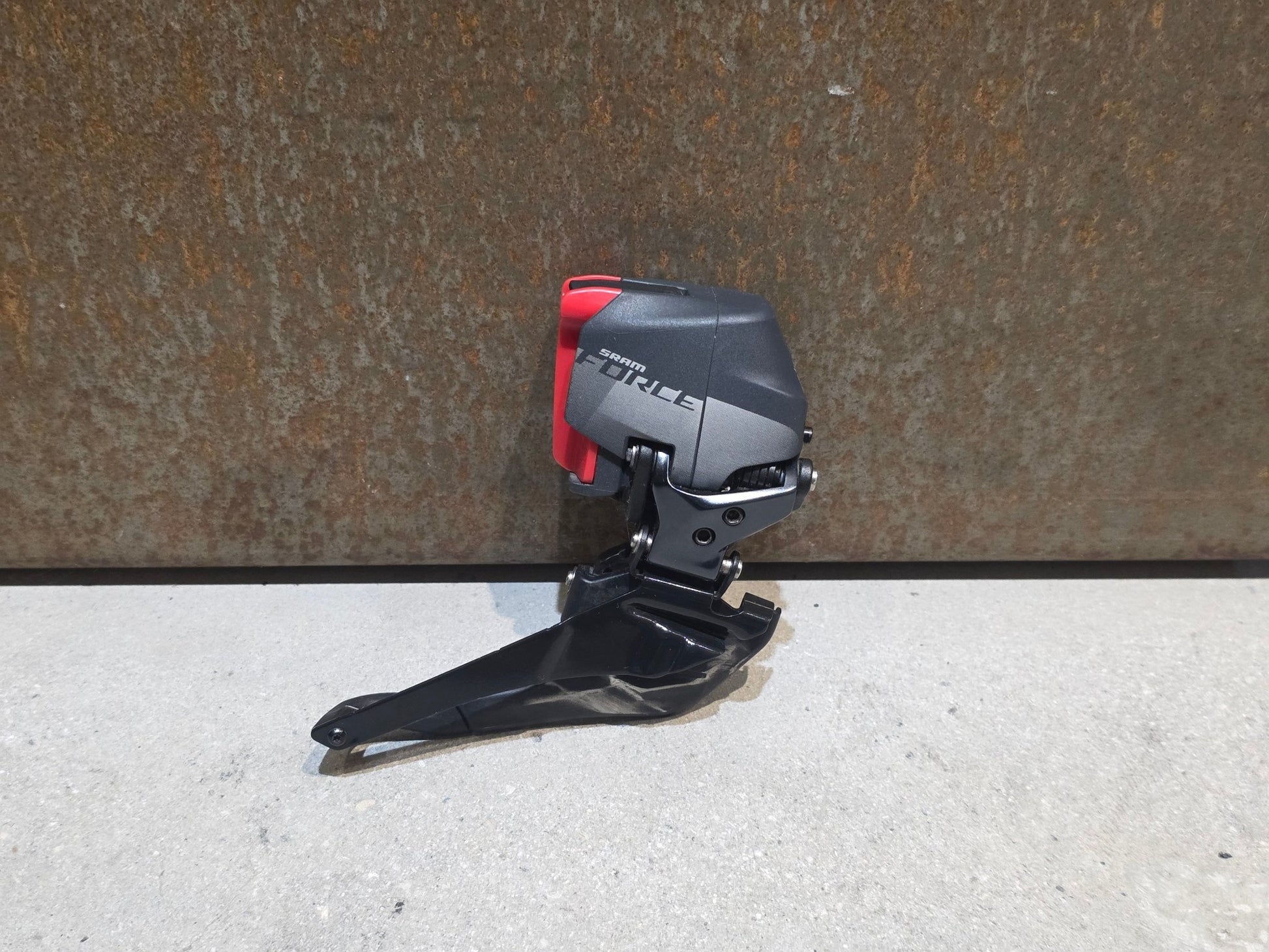 Schaltungsteile von Sram, SRAM FORCE AXS D1 UMWERFER ANLÖT 2X12 FACH vor USEDBIKES - OB.DE Hintergrund