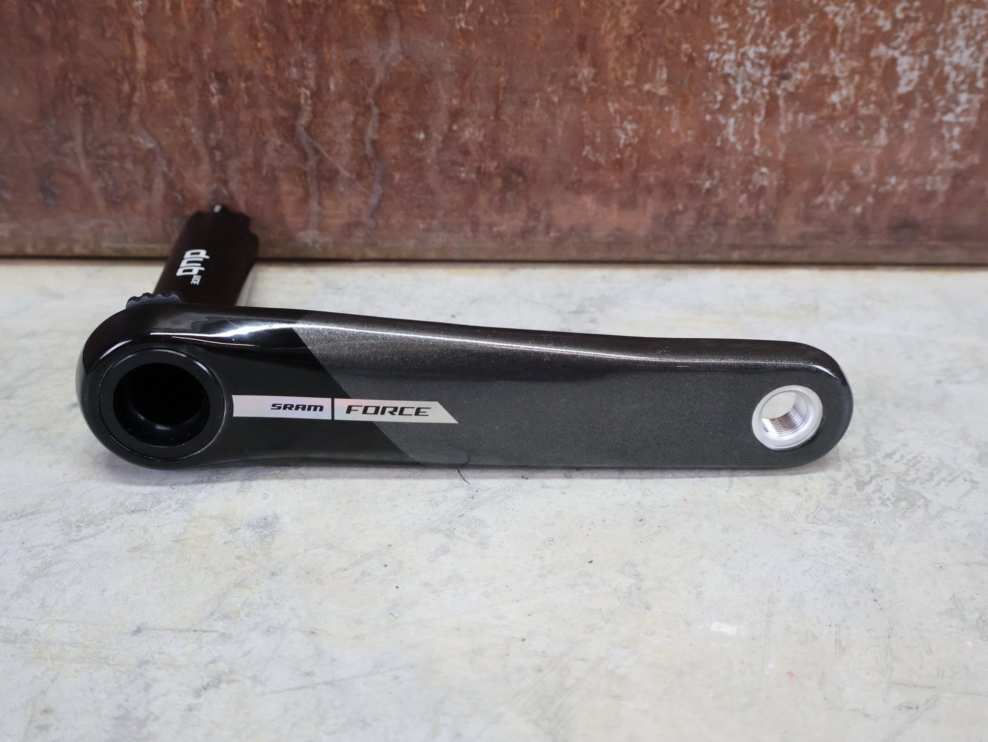Kurbel von Sram, SRAM FORCE AXS D2 KURBELARME MY 24 DUB WIDE 8 - BOLT 170MM vor USEDBIKES - OB.DE Hintergrund