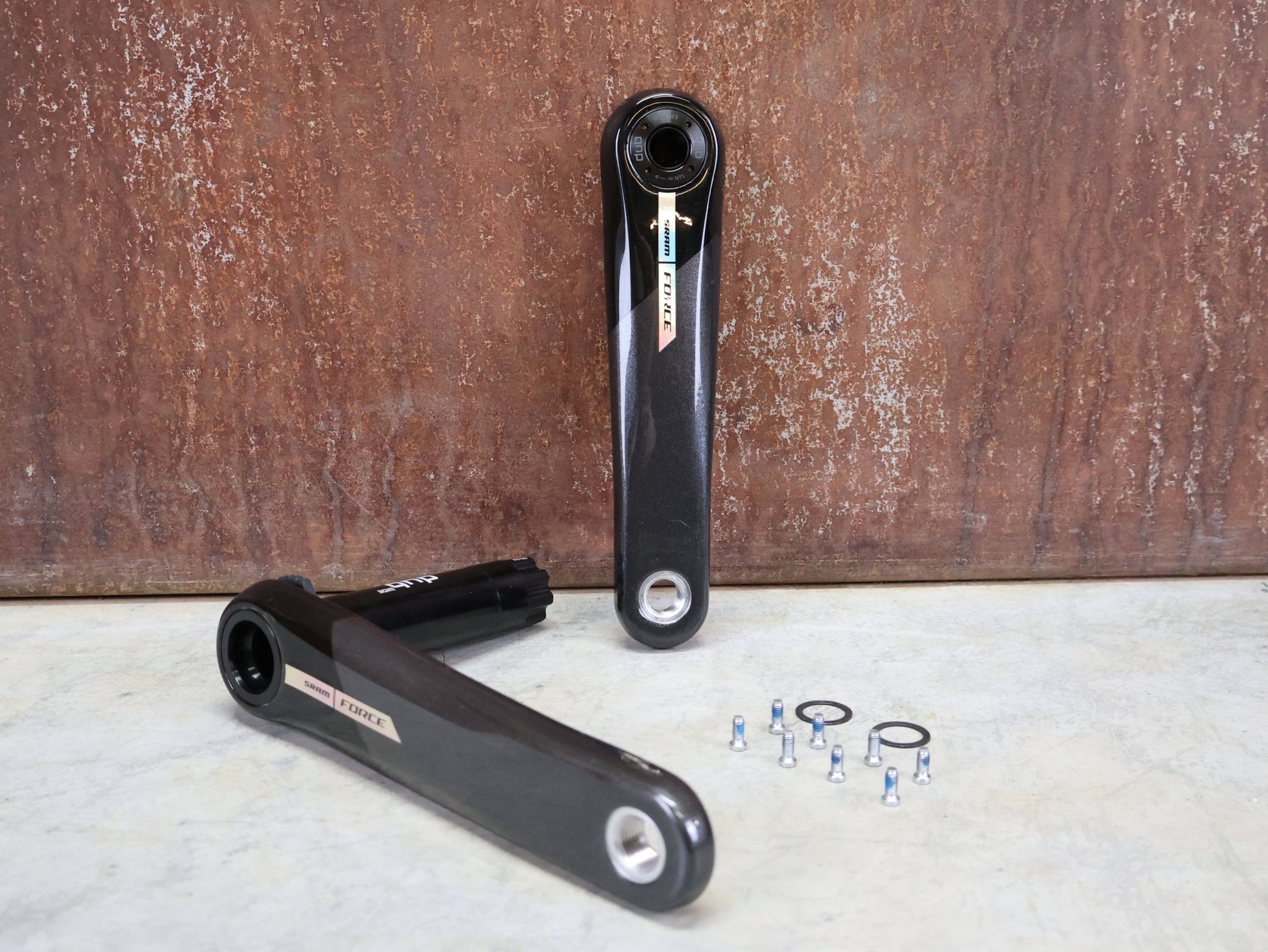 Kurbel von Sram, SRAM FORCE AXS D2 KURBELARME MY 24 DUB WIDE 8 - BOLT 170MM vor USEDBIKES - OB.DE Hintergrund