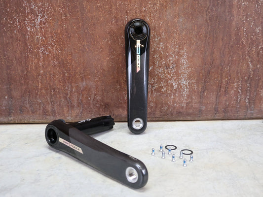 Kurbel von Sram, SRAM FORCE AXS D2 KURBELARME MY 24 DUB WIDE 8 - BOLT 170MM vor USEDBIKES - OB.DE Hintergrund