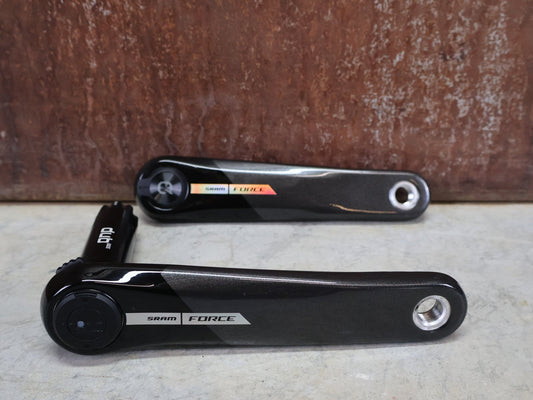Kurbel von Sram, SRAM FORCE AXS D2 QUARQ POWERMETER MY 24 DUB WIDE 8 - BOLT 170MM vor USEDBIKES - OB.DE Hintergrund