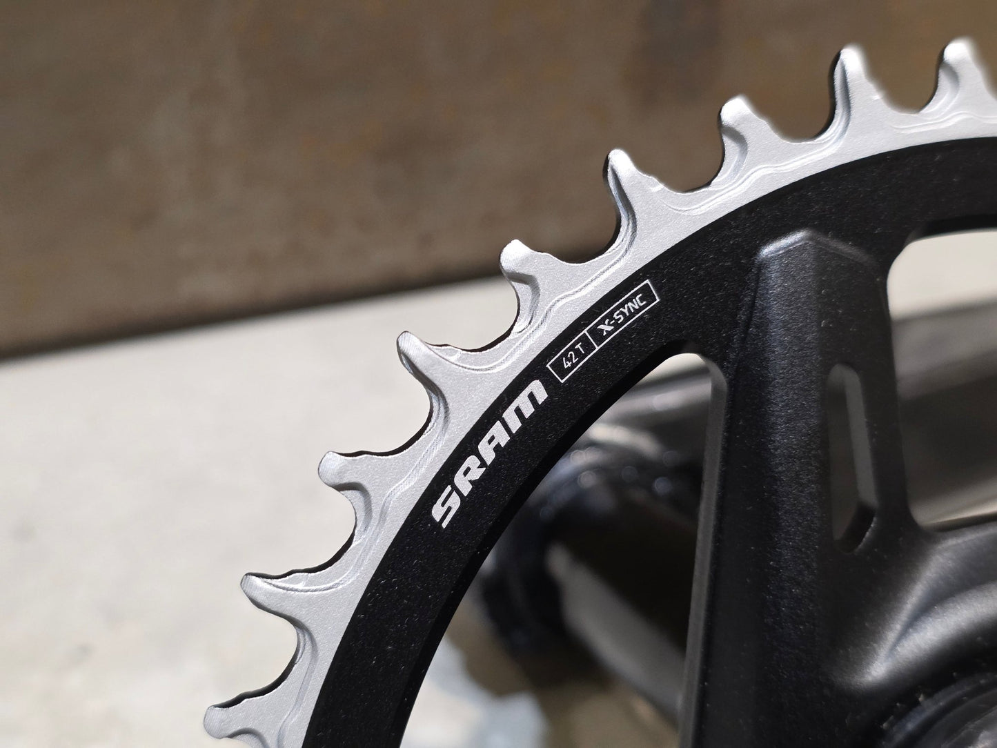 Kurbel von Sram, SRAM FORCE AXS E1 KURBEL WIDE DUB 8 - BOLT 42 ZÄHNE 165MM vor USEDBIKES - OB.DE Hintergrund