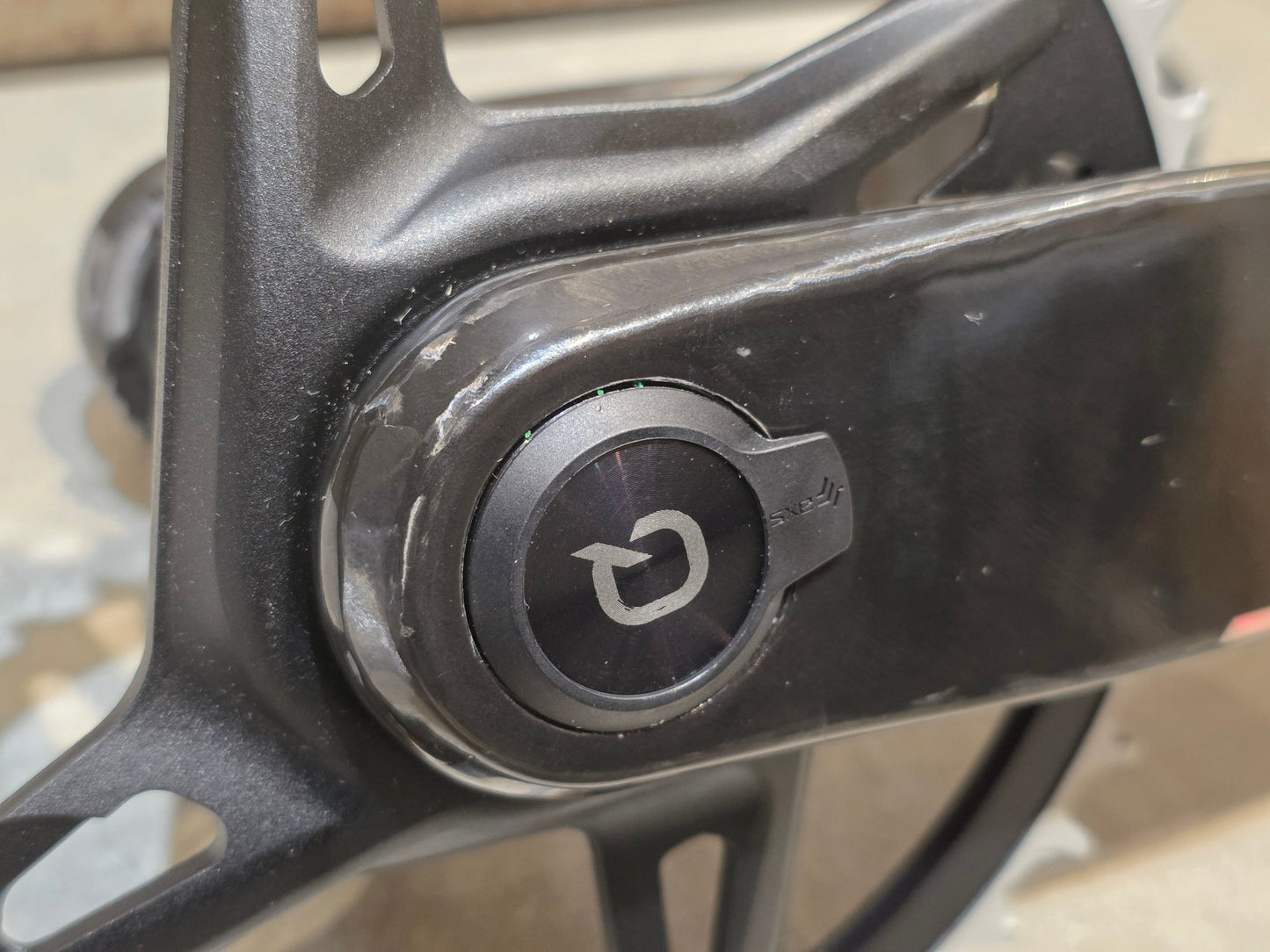 Kurbel von Sram, SRAM FORCE AXS E1 KURBEL WIDE DUB 8 - BOLT 42 ZÄHNE 165MM vor USEDBIKES - OB.DE Hintergrund