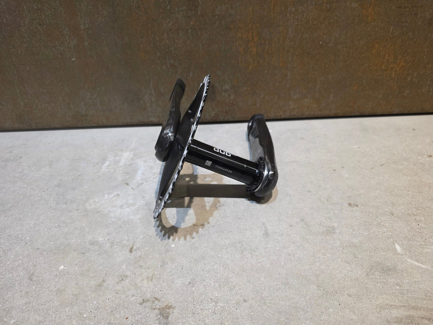Kurbel von Sram, SRAM FORCE AXS E1 KURBEL WIDE DUB 8 - BOLT 42 ZÄHNE 165MM vor USEDBIKES - OB.DE Hintergrund