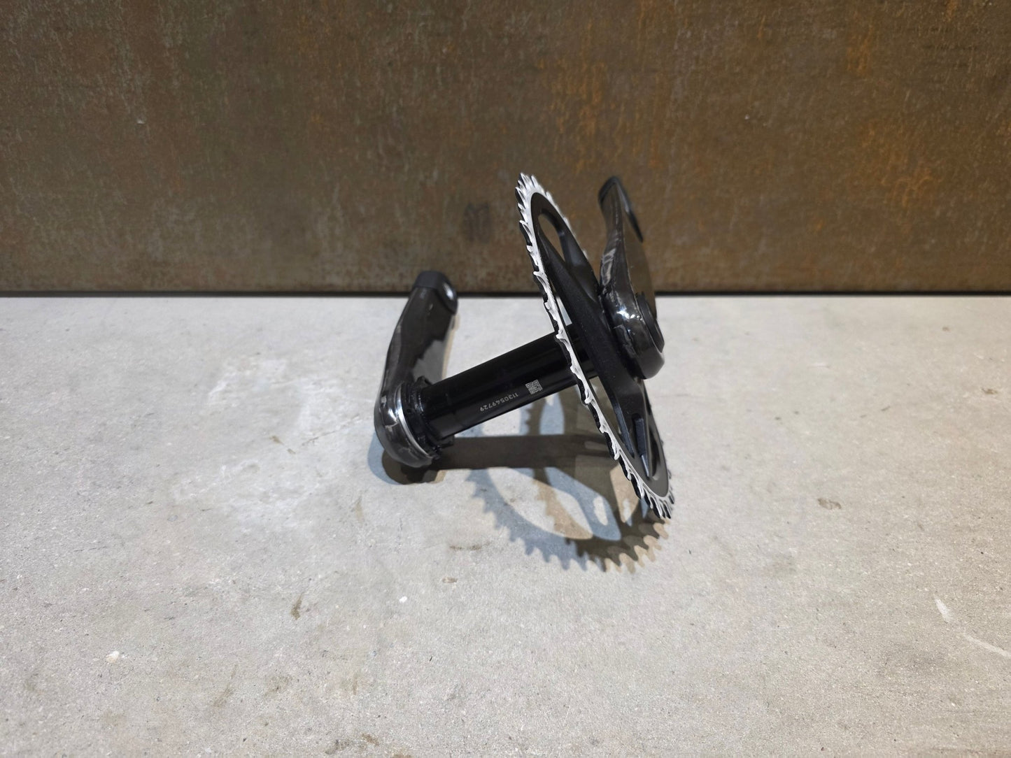 Kurbel von Sram, SRAM FORCE AXS E1 KURBEL WIDE DUB 8 - BOLT 42 ZÄHNE 165MM vor USEDBIKES - OB.DE Hintergrund