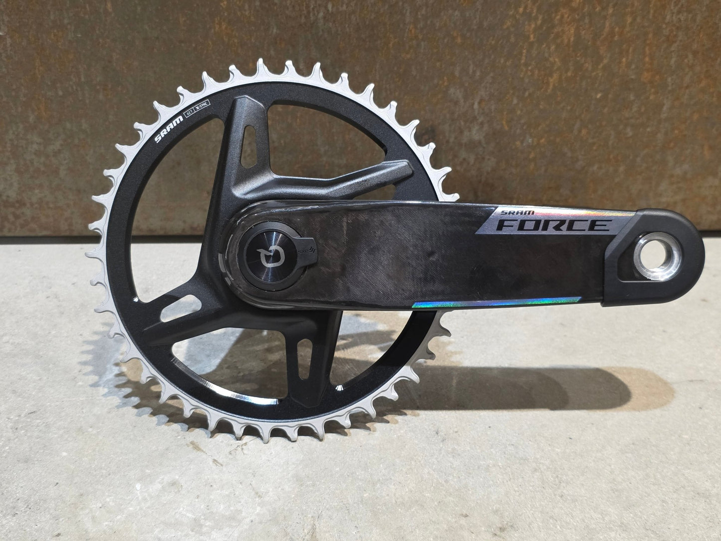 Kurbel von Sram, SRAM FORCE AXS E1 KURBEL WIDE DUB 8 - BOLT 42 ZÄHNE 165MM vor USEDBIKES - OB.DE Hintergrund