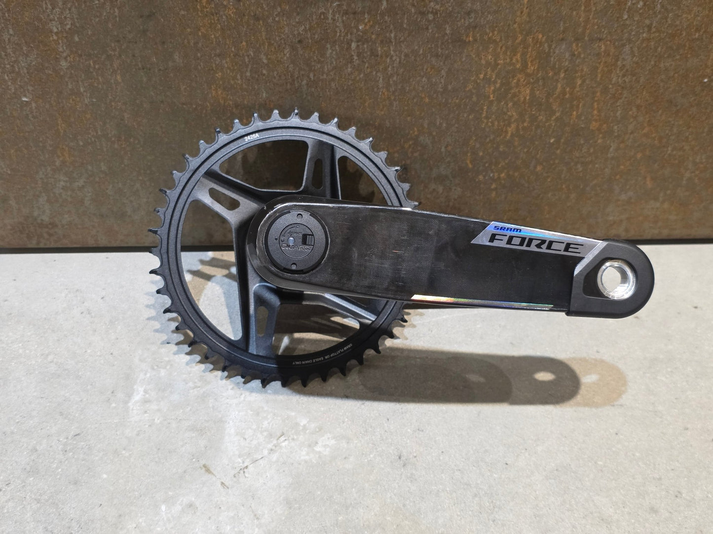 Kurbel von Sram, SRAM FORCE AXS E1 KURBEL WIDE DUB 8 - BOLT 42 ZÄHNE 165MM vor USEDBIKES - OB.DE Hintergrund