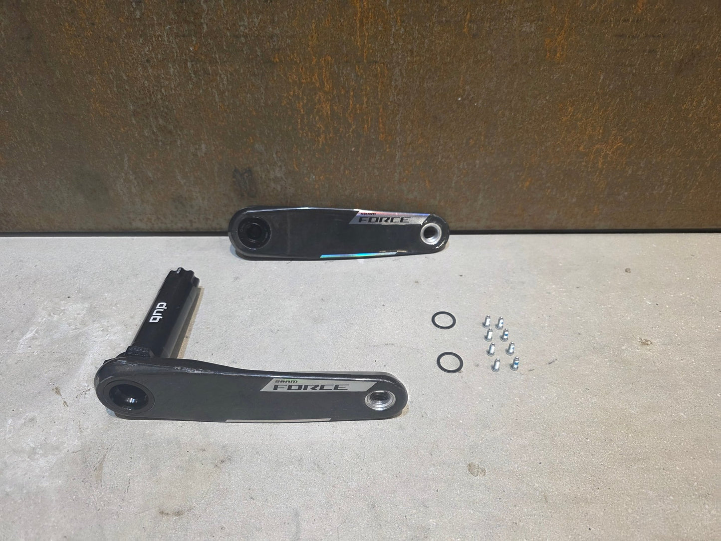 Kurbel von Sram, SRAM FORCE AXS E1 KURBELARME DUB 8 - BOLT 165MM vor USEDBIKES - OB.DE Hintergrund