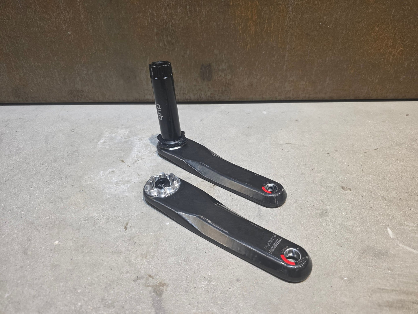 Kurbel von Sram, SRAM FORCE AXS E1 KURBELARME DUB 8 - BOLT 165MM vor USEDBIKES - OB.DE Hintergrund