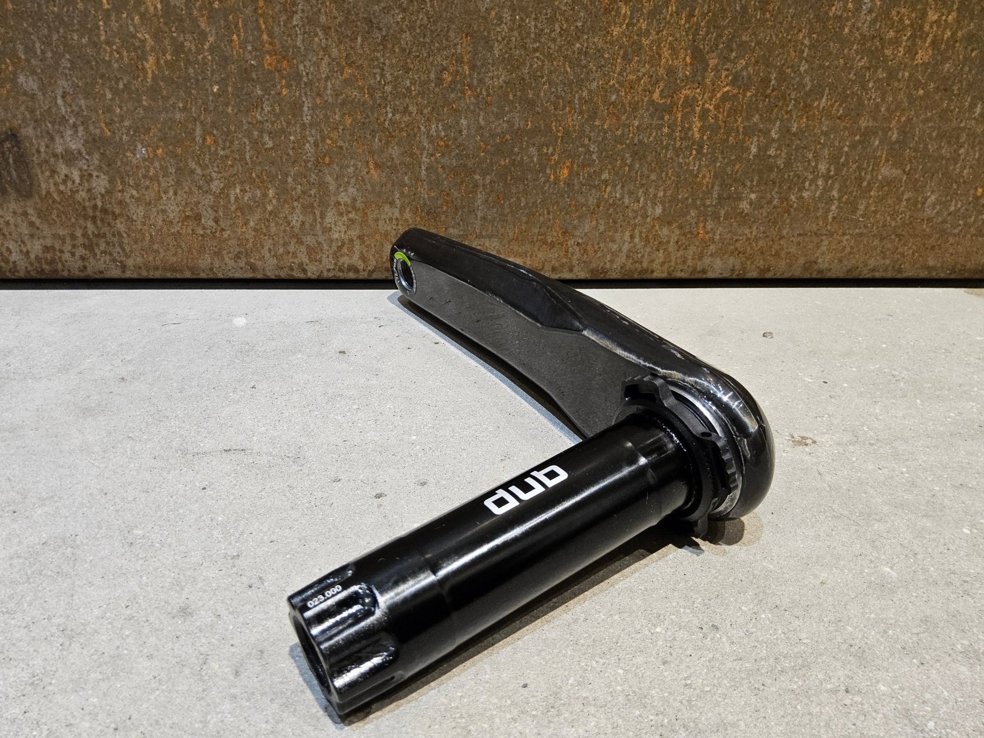 Kurbel von Sram, SRAM FORCE AXS E1 KURBELARME DUB 8 - BOLT 172.5MM vor USEDBIKES - OB.DE Hintergrund