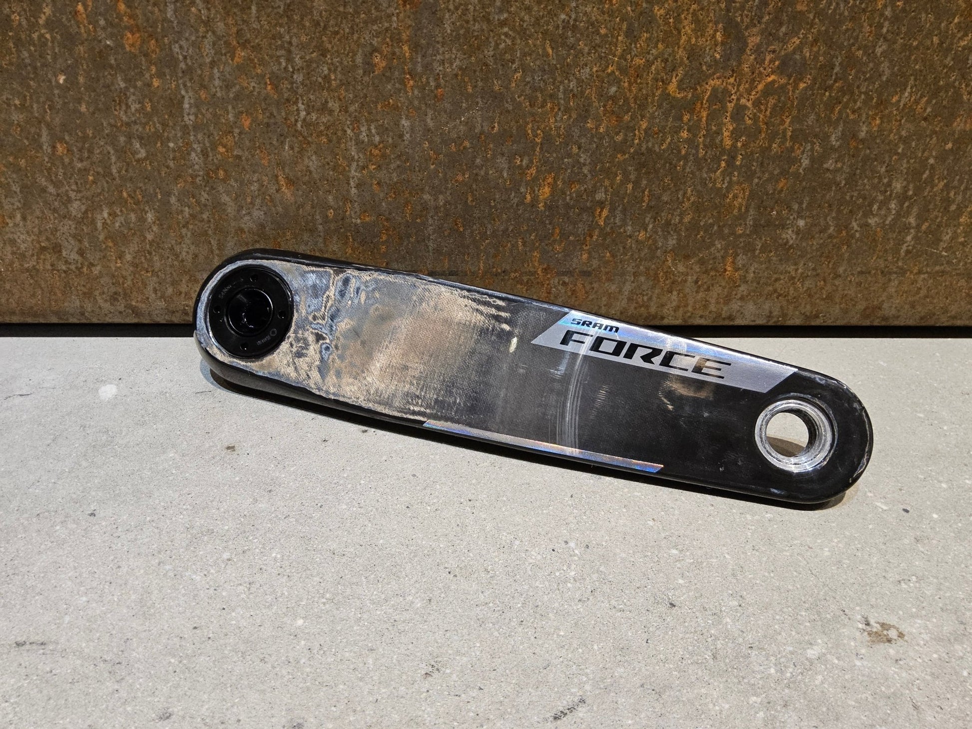 Kurbel von Sram, SRAM FORCE AXS E1 KURBELARME DUB 8 - BOLT 172.5MM vor USEDBIKES - OB.DE Hintergrund