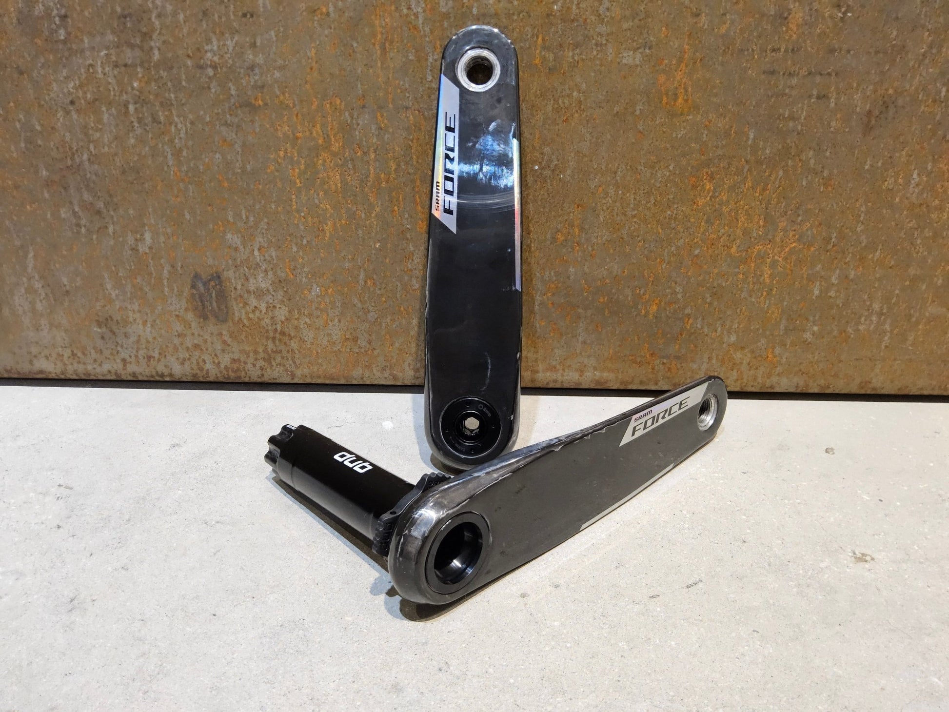Kurbel von Sram, SRAM FORCE AXS E1 KURBELARME DUB 8 - BOLT 172.5MM vor USEDBIKES - OB.DE Hintergrund