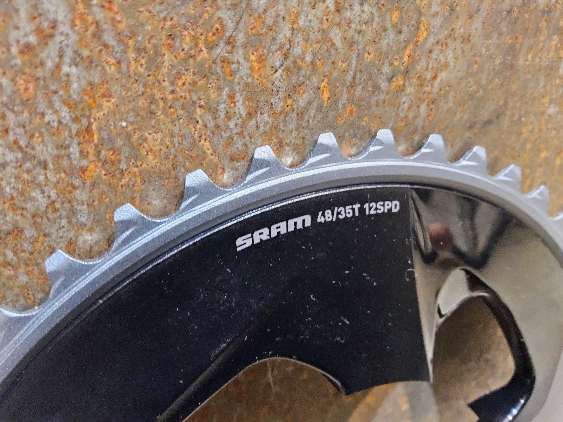 Kettenblatt von Sram, SRAM FORCE AXS KETTENBLATT ROAD 107 BCD vor USEDBIKES - OB.DE Hintergrund