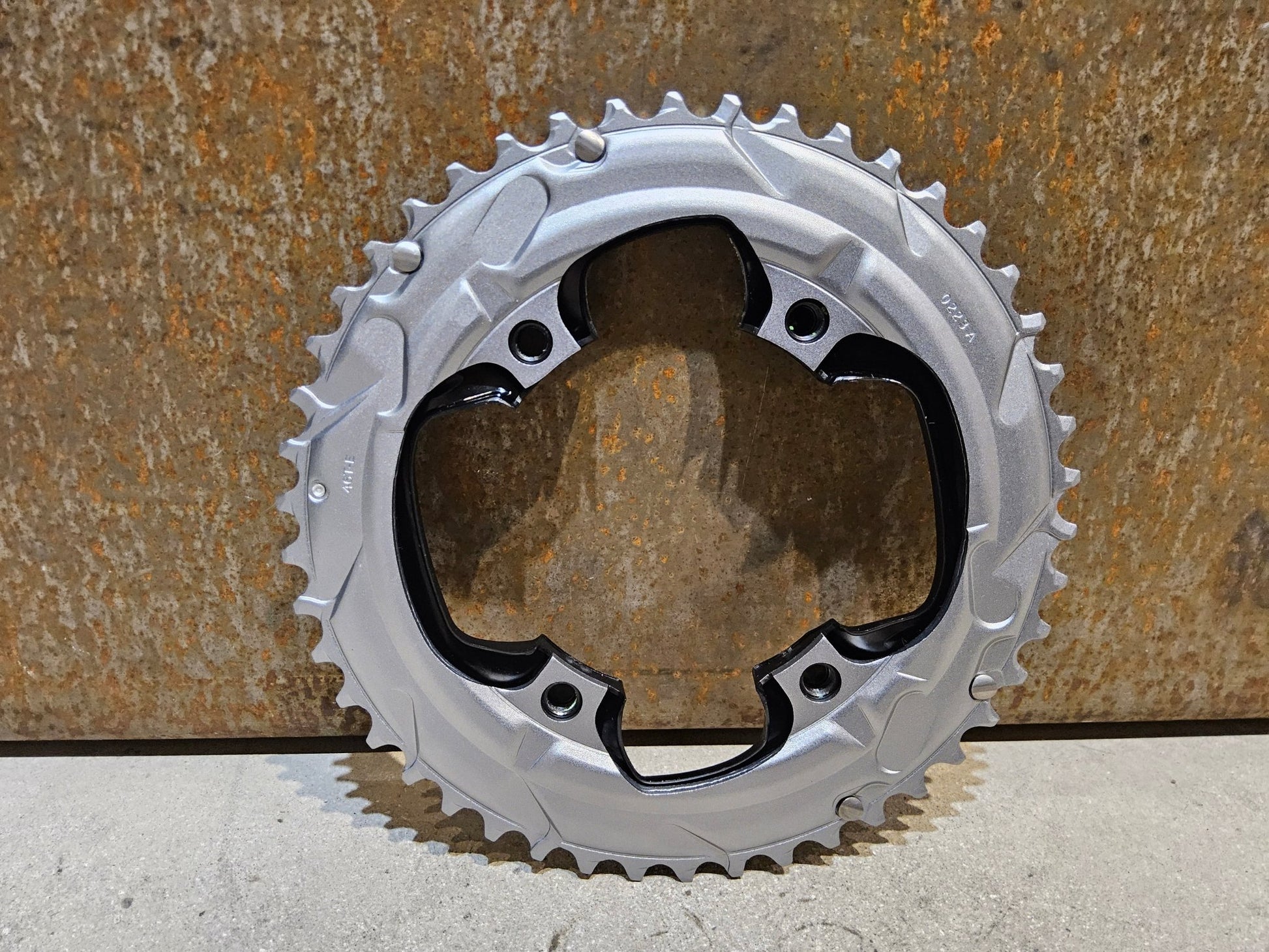 Kettenblatt von Sram, SRAM FORCE AXS KETTENBLATT ROAD 107 BCD vor USEDBIKES - OB.DE Hintergrund