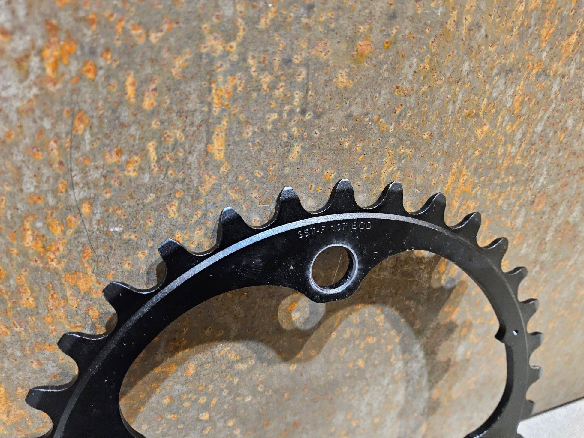 Kettenblatt von Sram, SRAM FORCE AXS KETTENBLATT ROAD 107 BCD vor USEDBIKES - OB.DE Hintergrund