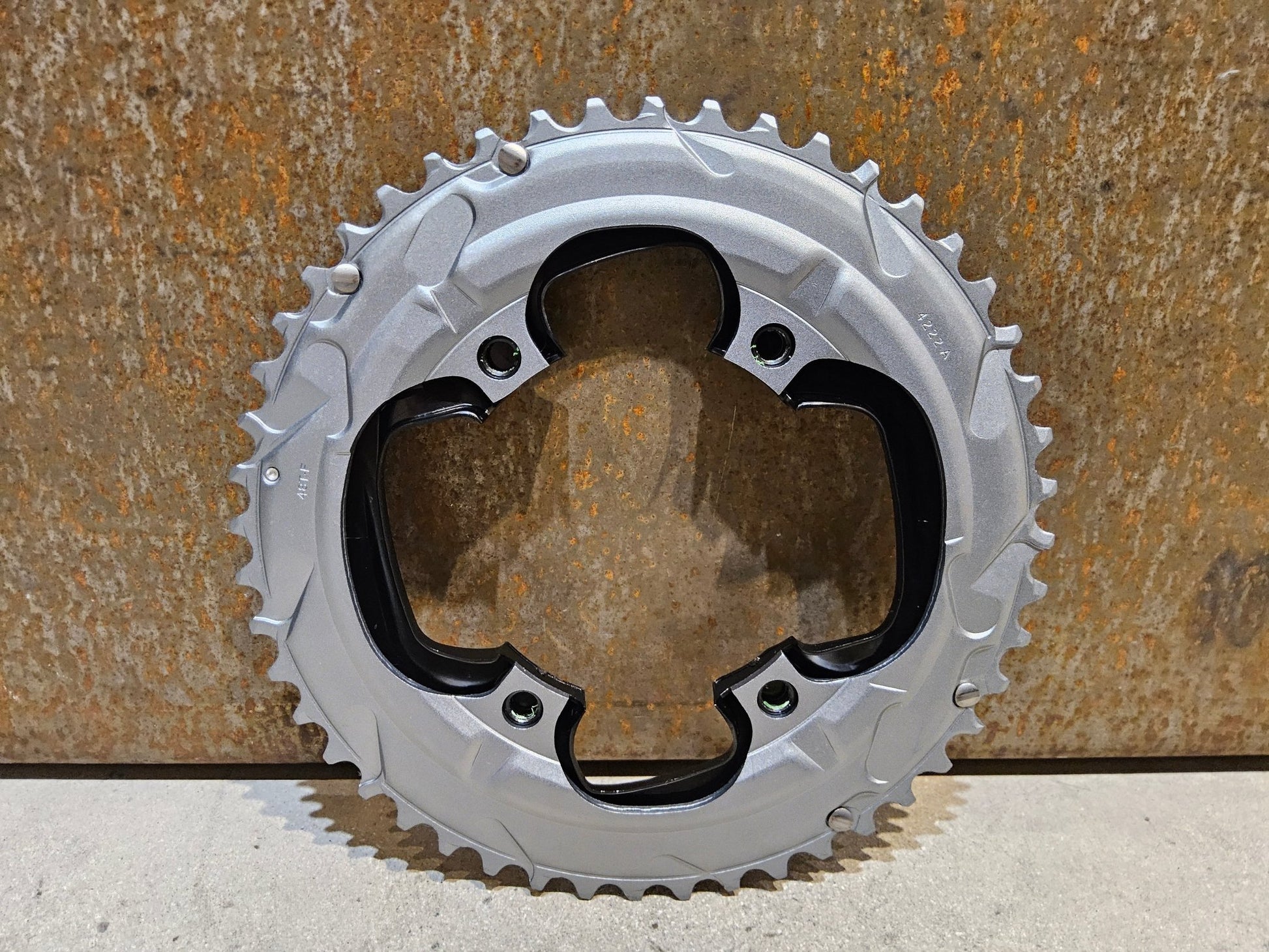 Kettenblatt von Sram, SRAM FORCE AXS KETTENBLATT ROAD 107 BCD vor USEDBIKES - OB.DE Hintergrund