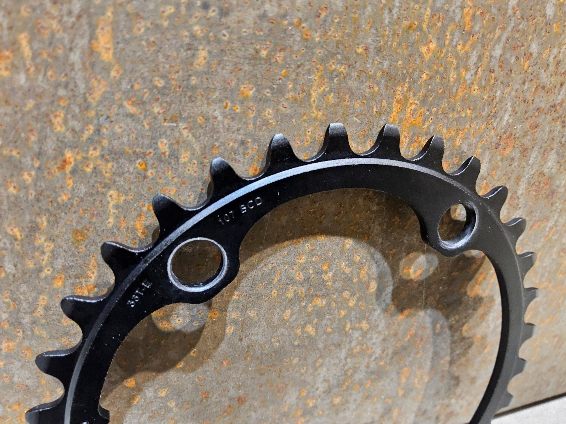 Kettenblatt von Sram, SRAM FORCE AXS KETTENBLATT ROAD 107 BCD vor USEDBIKES - OB.DE Hintergrund