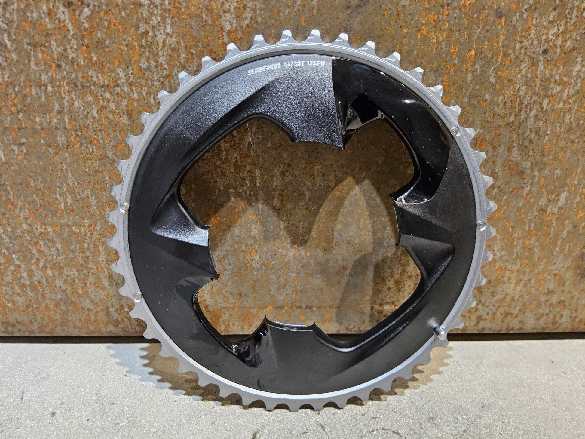 Kettenblatt von Sram, SRAM FORCE AXS KETTENBLATT ROAD 107 BCD vor USEDBIKES - OB.DE Hintergrund