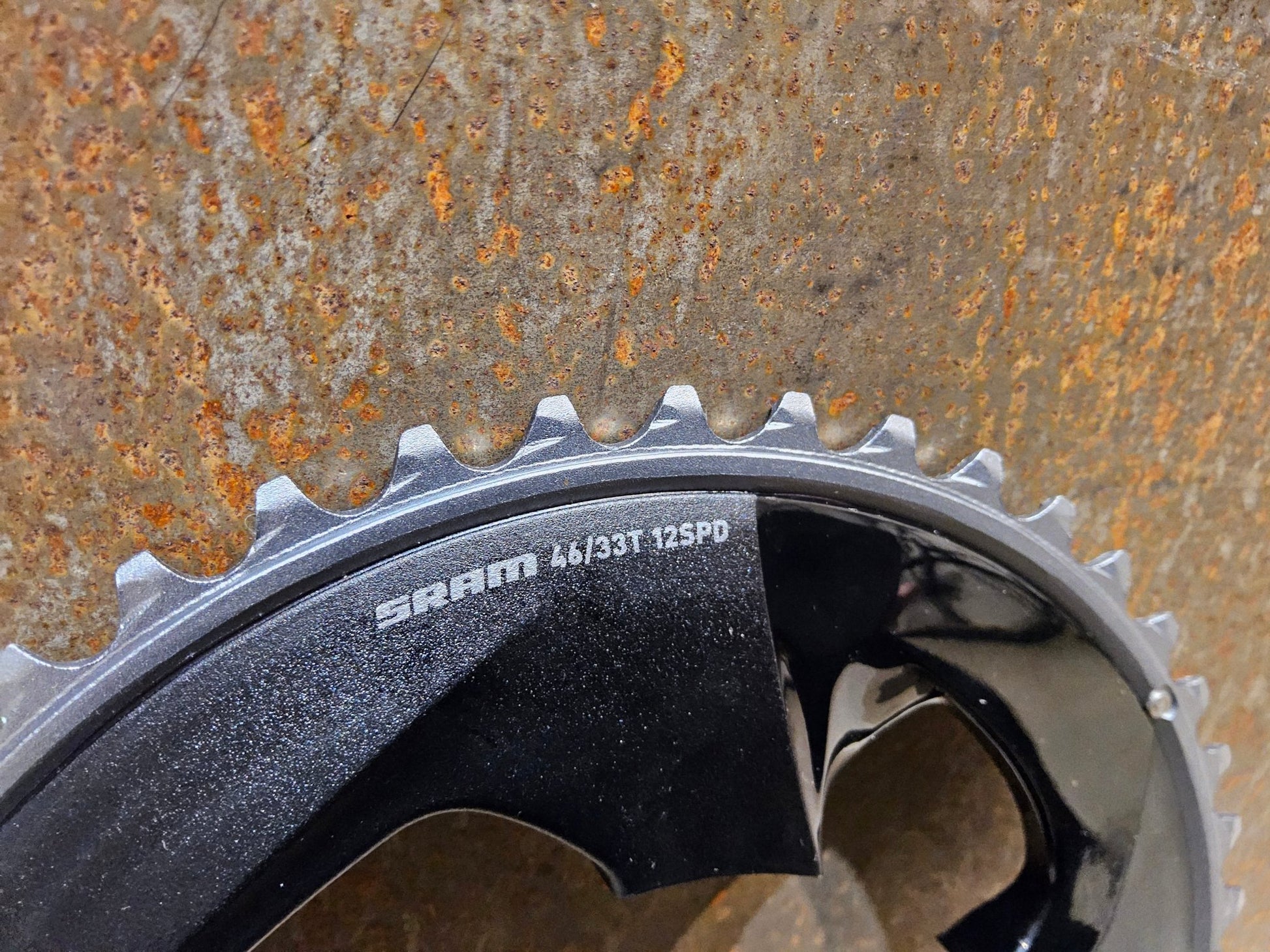 Kettenblatt von Sram, SRAM FORCE AXS KETTENBLATT ROAD 107 BCD vor USEDBIKES - OB.DE Hintergrund