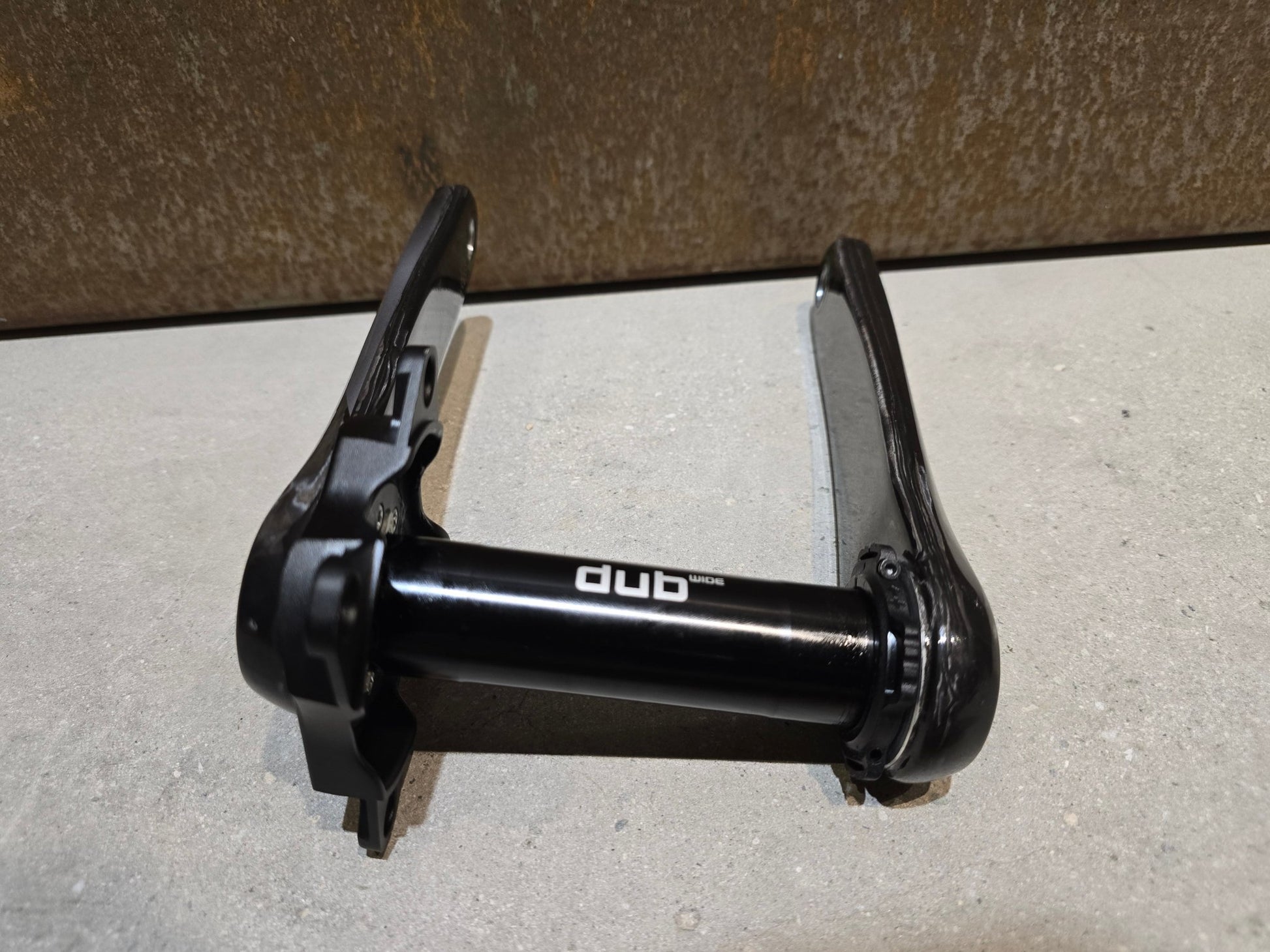 Kurbel von Sram, SRAM FORCE AXS KURBEL DUB 8 - BOLT WIDE 172,5MM in variant_title vor USEDBIKES - OB.DE Hintergrund