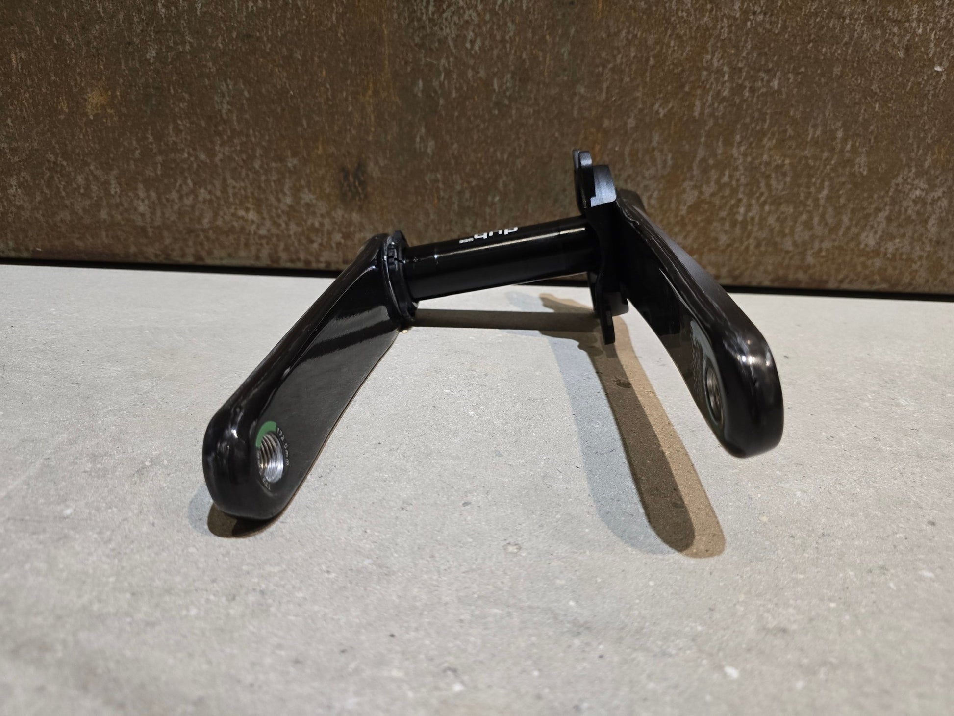 Kurbel von Sram, SRAM FORCE AXS KURBEL DUB 8 - BOLT WIDE 172,5MM in variant_title vor USEDBIKES - OB.DE Hintergrund