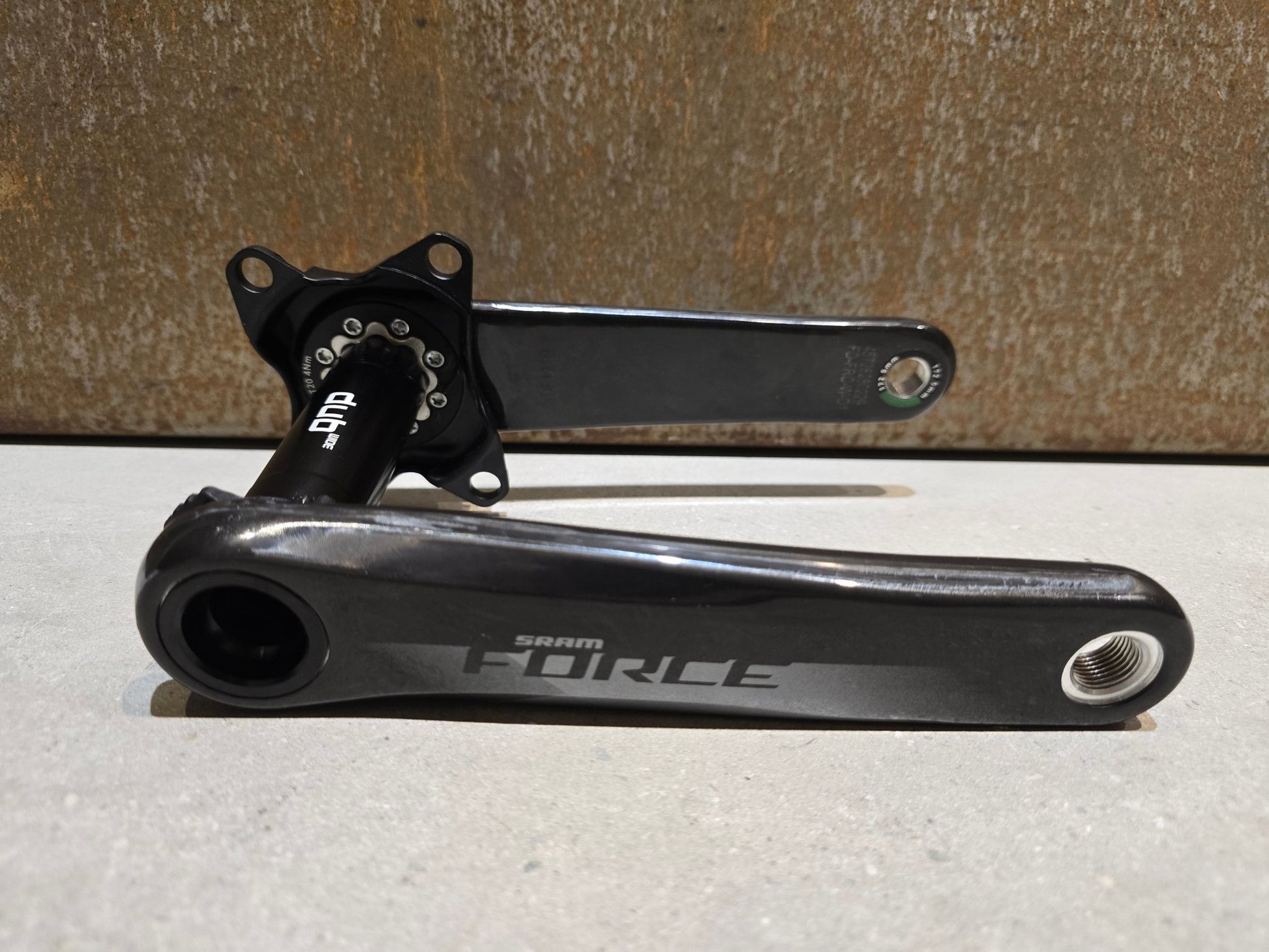 Kurbel von Sram, SRAM FORCE AXS KURBEL DUB 8 - BOLT WIDE 172,5MM in variant_title vor USEDBIKES - OB.DE Hintergrund