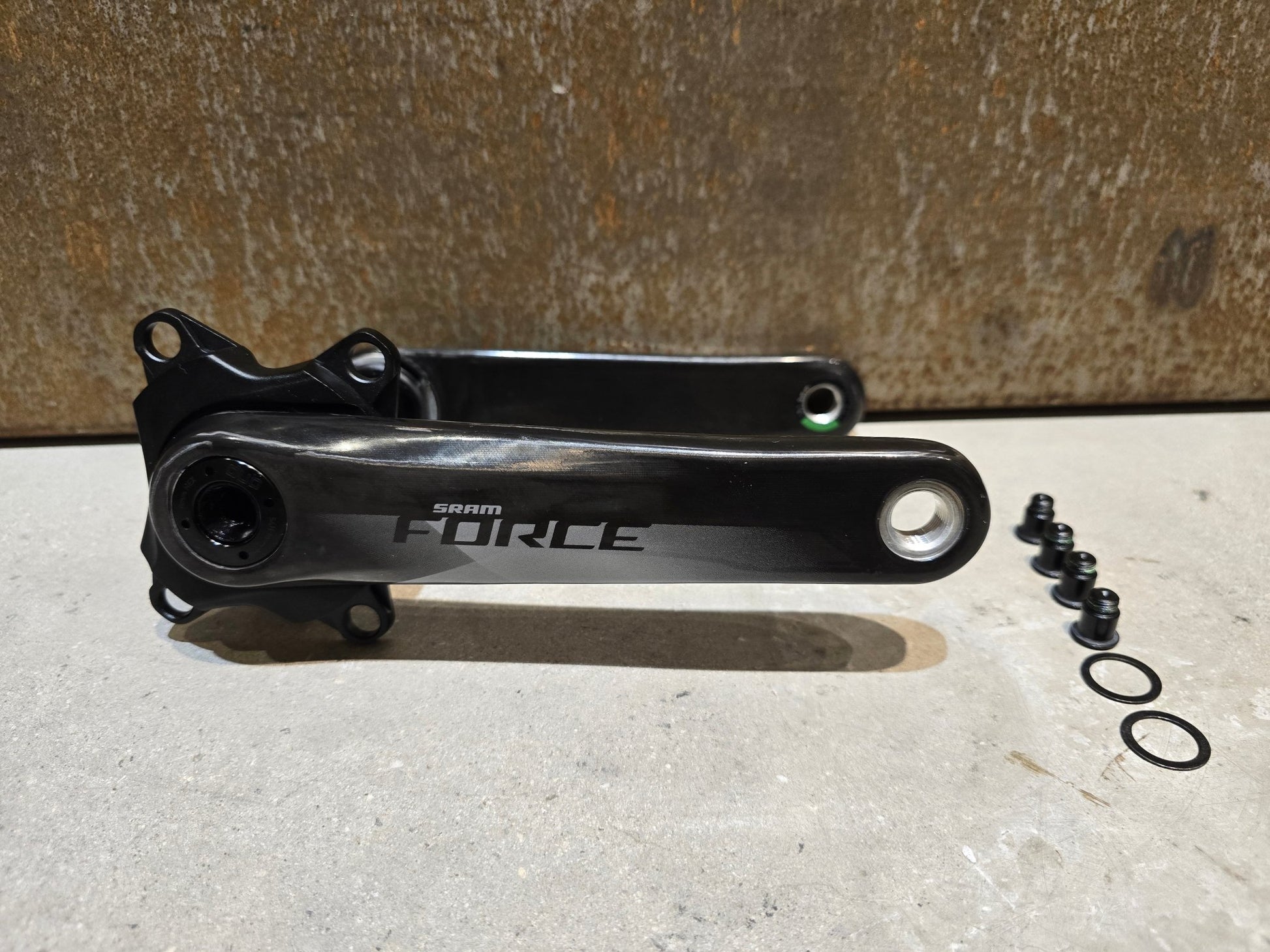 Kurbel von Sram, SRAM FORCE AXS KURBEL DUB 8 - BOLT WIDE 172,5MM in variant_title vor USEDBIKES - OB.DE Hintergrund