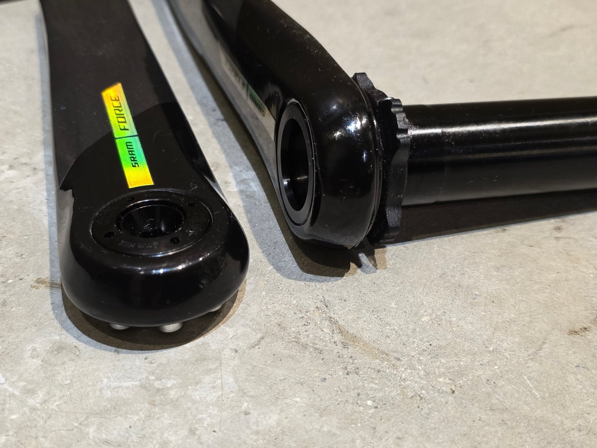 Kurbel von Sram, SRAM FORCE AXS KURBELARME MY24 DUB 8 - BOLT 175MM in variant_title vor USEDBIKES - OB.DE Hintergrund