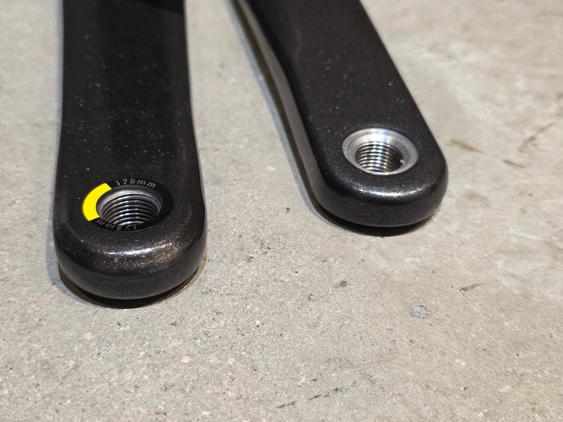 Kurbel von Sram, SRAM FORCE AXS KURBELARME MY24 DUB 8 - BOLT 175MM in variant_title vor USEDBIKES - OB.DE Hintergrund