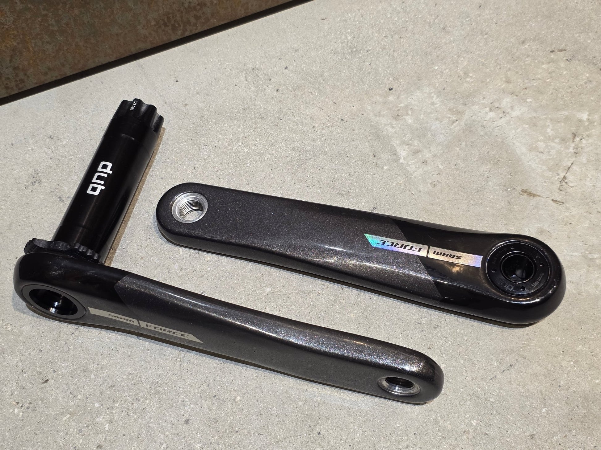 Kurbel von Sram, SRAM FORCE AXS KURBELARME MY24 DUB 8 - BOLT 175MM in variant_title vor USEDBIKES - OB.DE Hintergrund