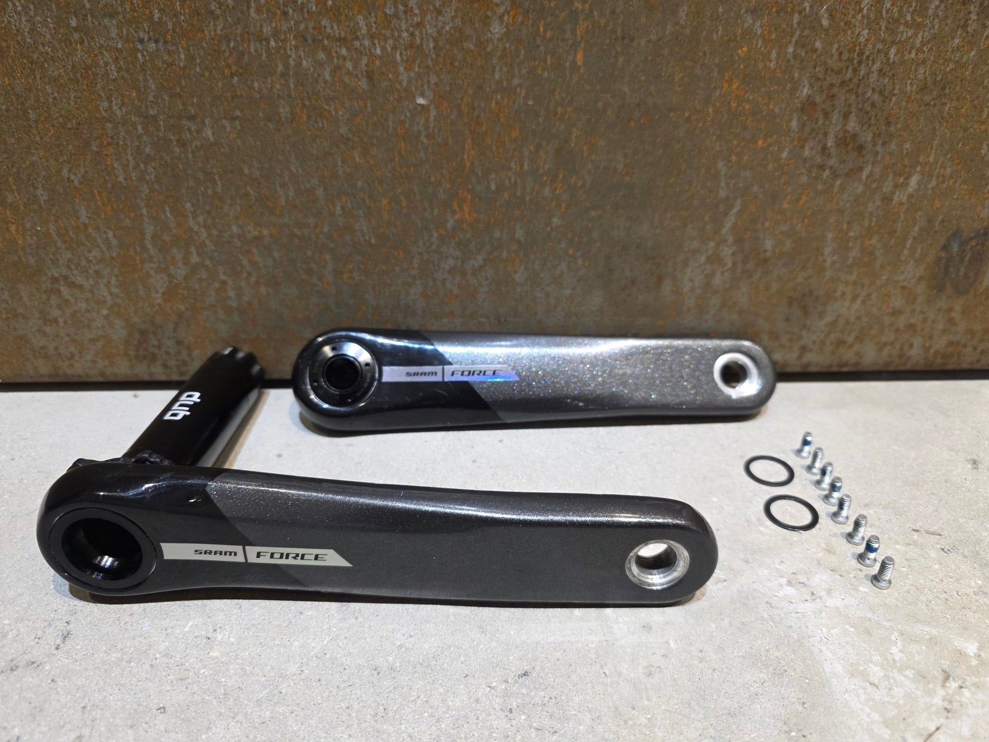 Kurbel von Sram, SRAM FORCE AXS KURBELARME MY24 DUB 8 - BOLT 175MM in variant_title vor USEDBIKES - OB.DE Hintergrund