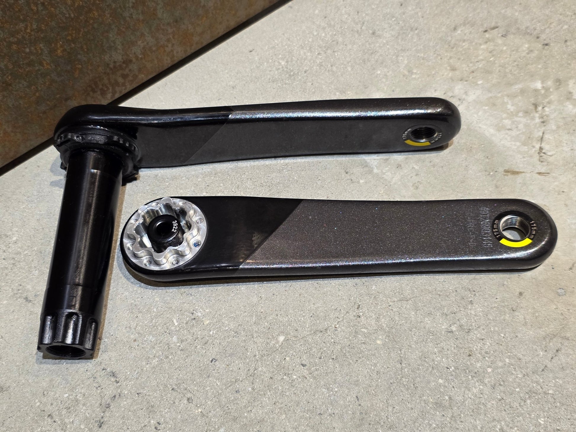 Kurbel von Sram, SRAM FORCE AXS KURBELARME MY24 DUB 8 - BOLT 175MM in variant_title vor USEDBIKES - OB.DE Hintergrund